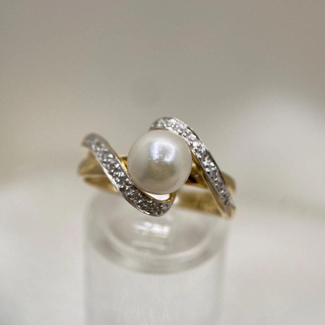 Yellow gold ring with saltwater cultured pearl and diamonds