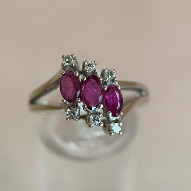 White gold ring with rubies & diamonds: “Pink Wonder”
