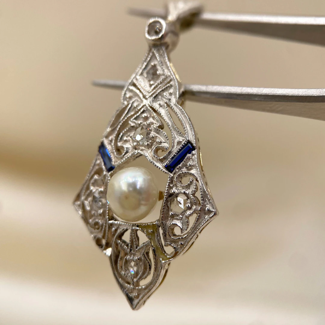 Art Deco gold pendant: “Pearl Jewel”