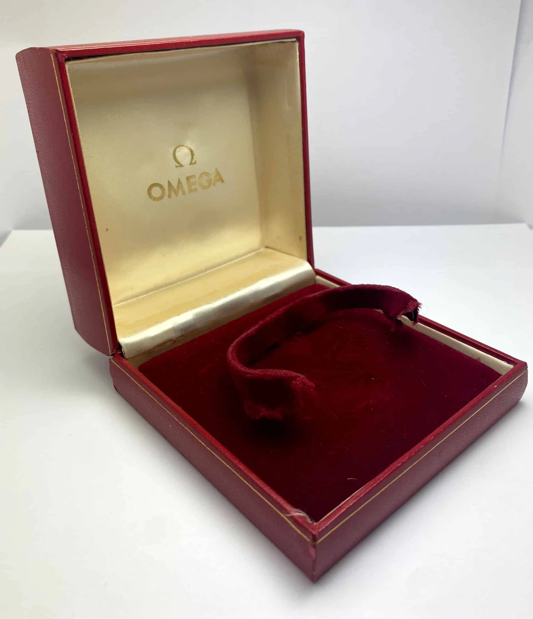 Vintage Omega Box Red Rot ref 5.501