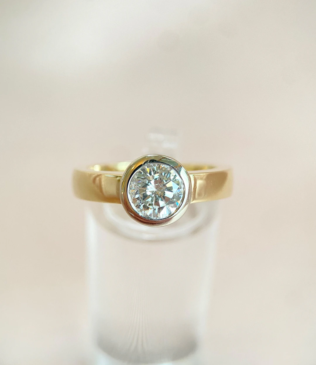 Engagement ring with a 1.3 ct (P1) diamond: “Halo”