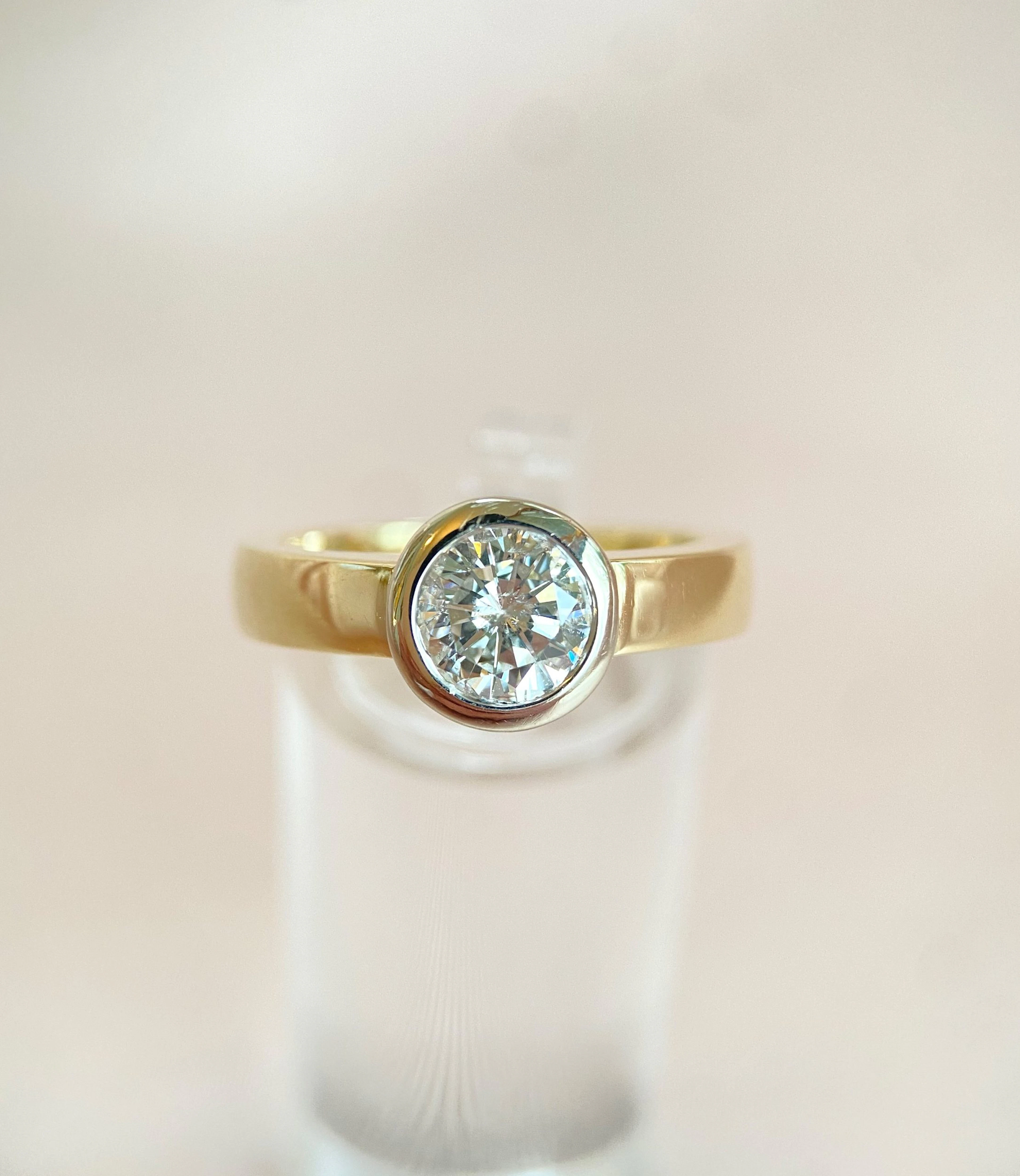Engagement ring with a 1.3 ct (P1) diamond: “Halo”