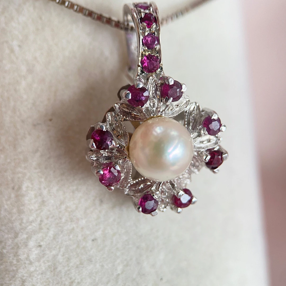 White gold pendant with pearl & rubies: “Eternal Beauty”