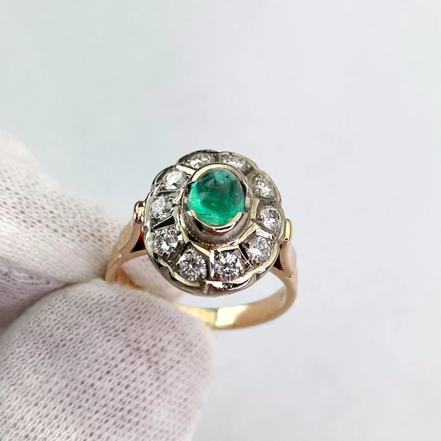 0.9 ct Emerald & Diamond Ring: “Green Majesty”