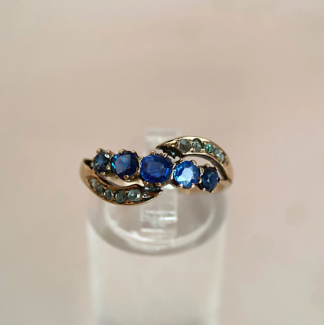 Vintage sapphire diamond ring yellow gold: “From the best of times”