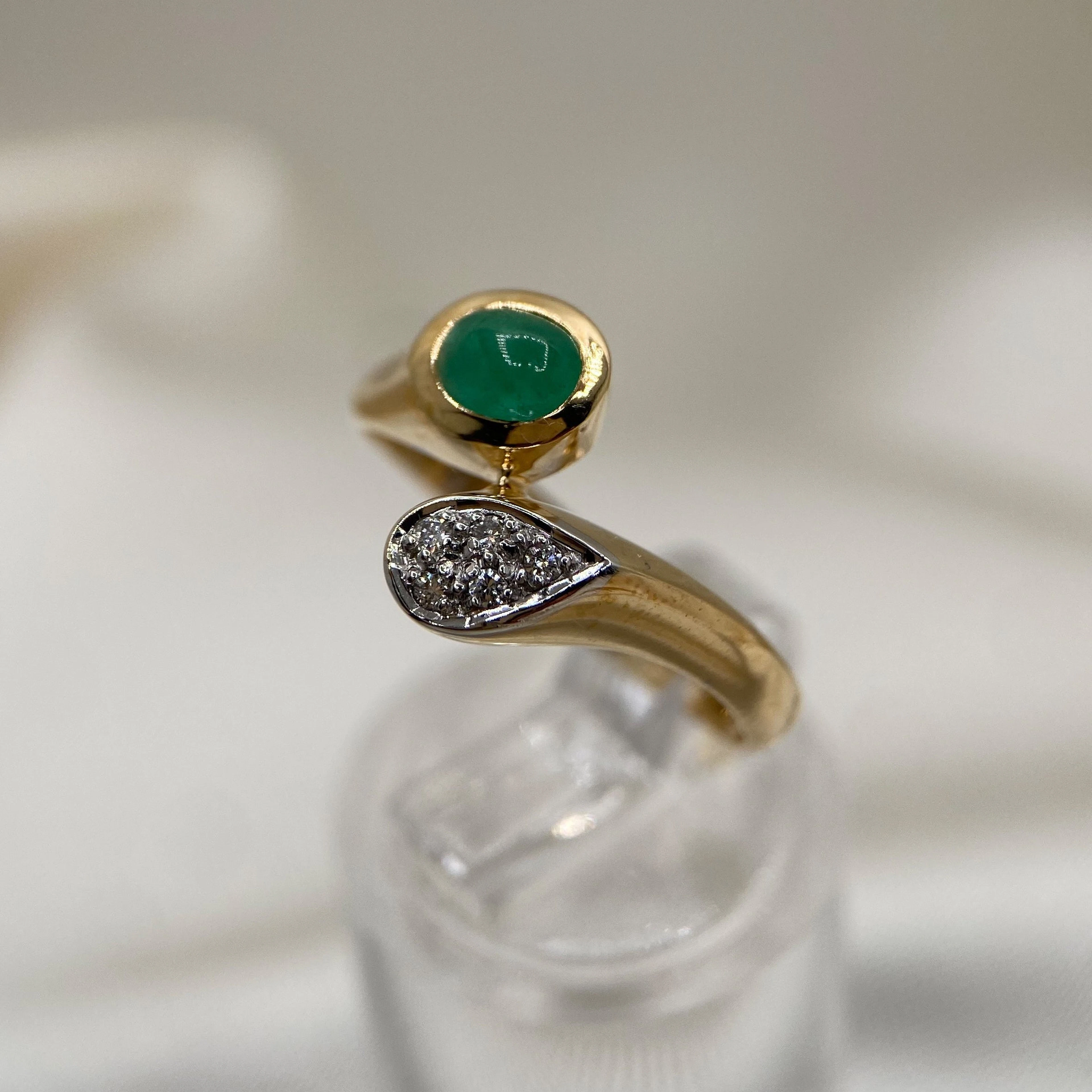 Yellow gold ring with emerald cabochon and diamonds – present