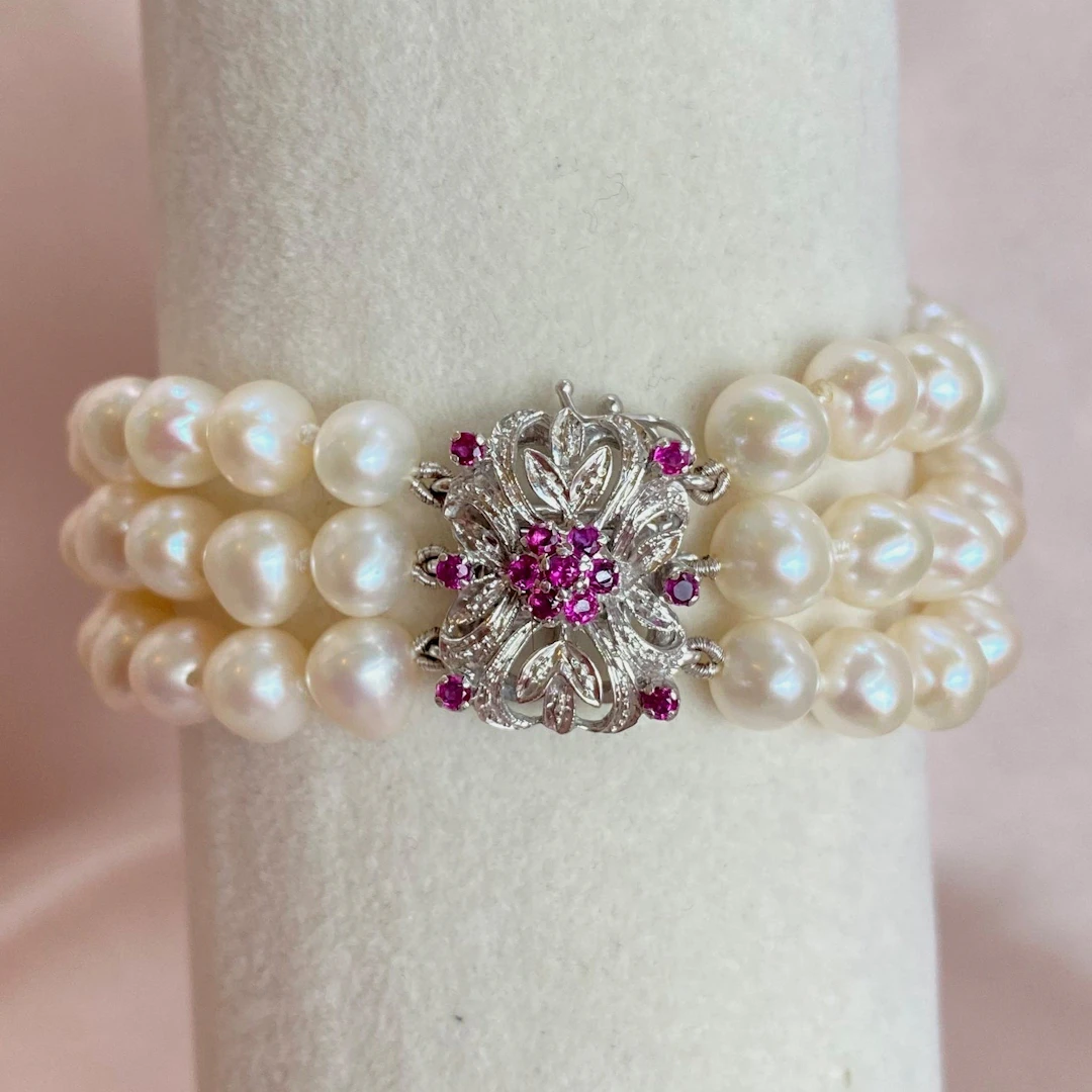 White gold bracelet with freshwater cultured pearls and violet-red