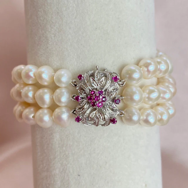 White gold bracelet with freshwater cultured pearls and violet-red