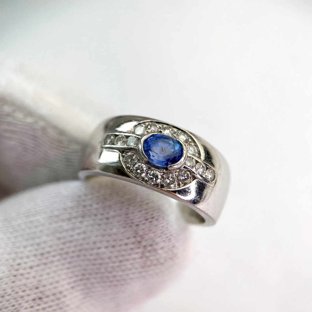 White gold ring with sapphire and diamonds: “Majestic Song”