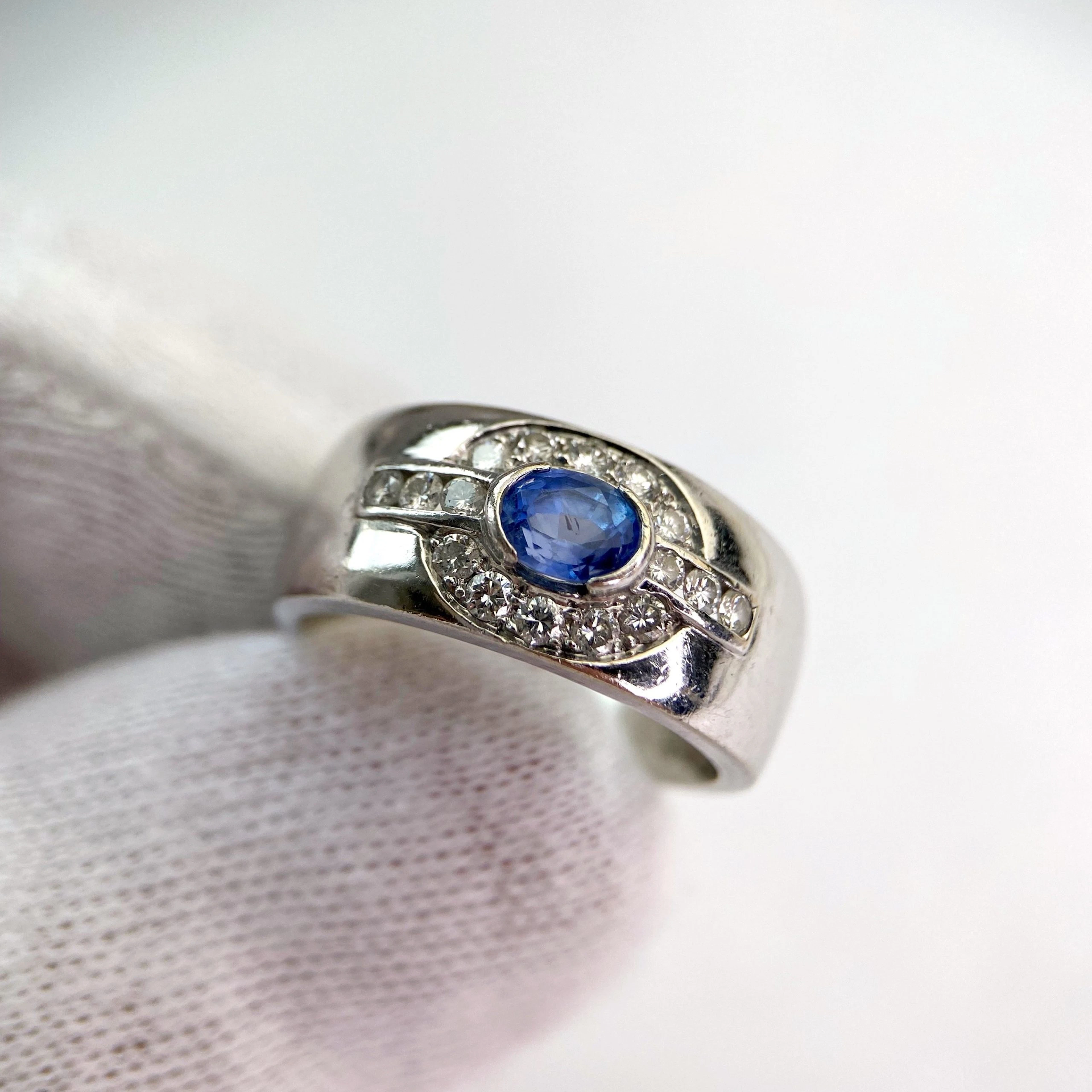 White gold ring with sapphire and diamonds: “Majestic Song”