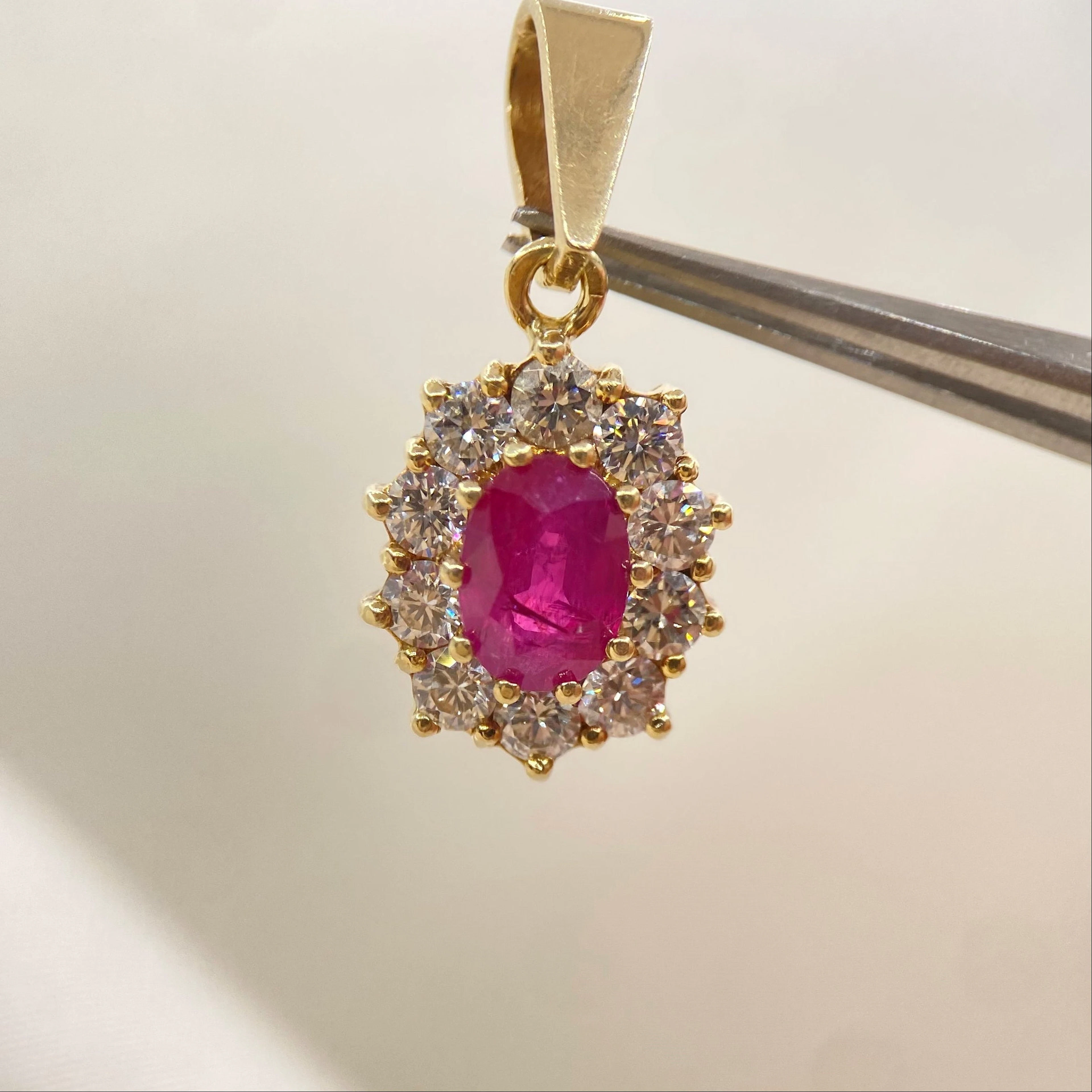 Beautiful Gold pendant with 1,40 ct Burma Ruby and diamonds