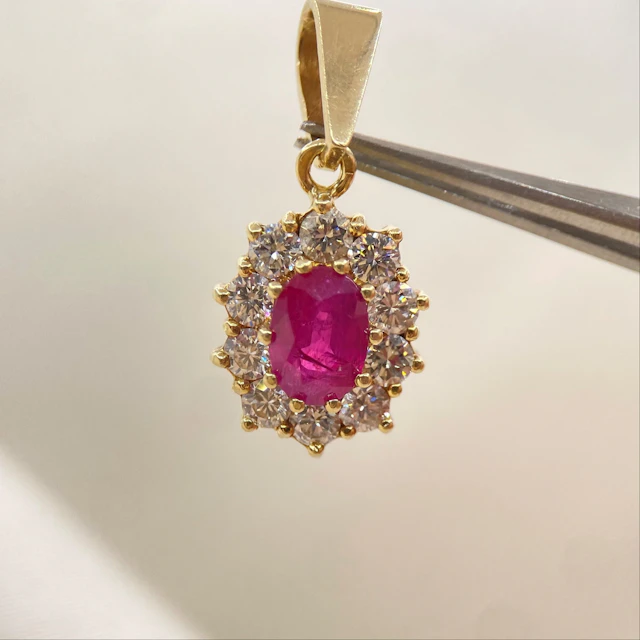 Beautiful Gold pendant with 1,40 ct Burma Ruby and diamonds