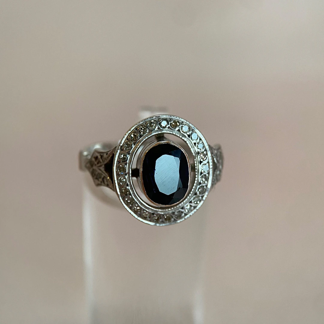 Dark blue 1.85 ct sapphire diamond ring: “Timeless shine”