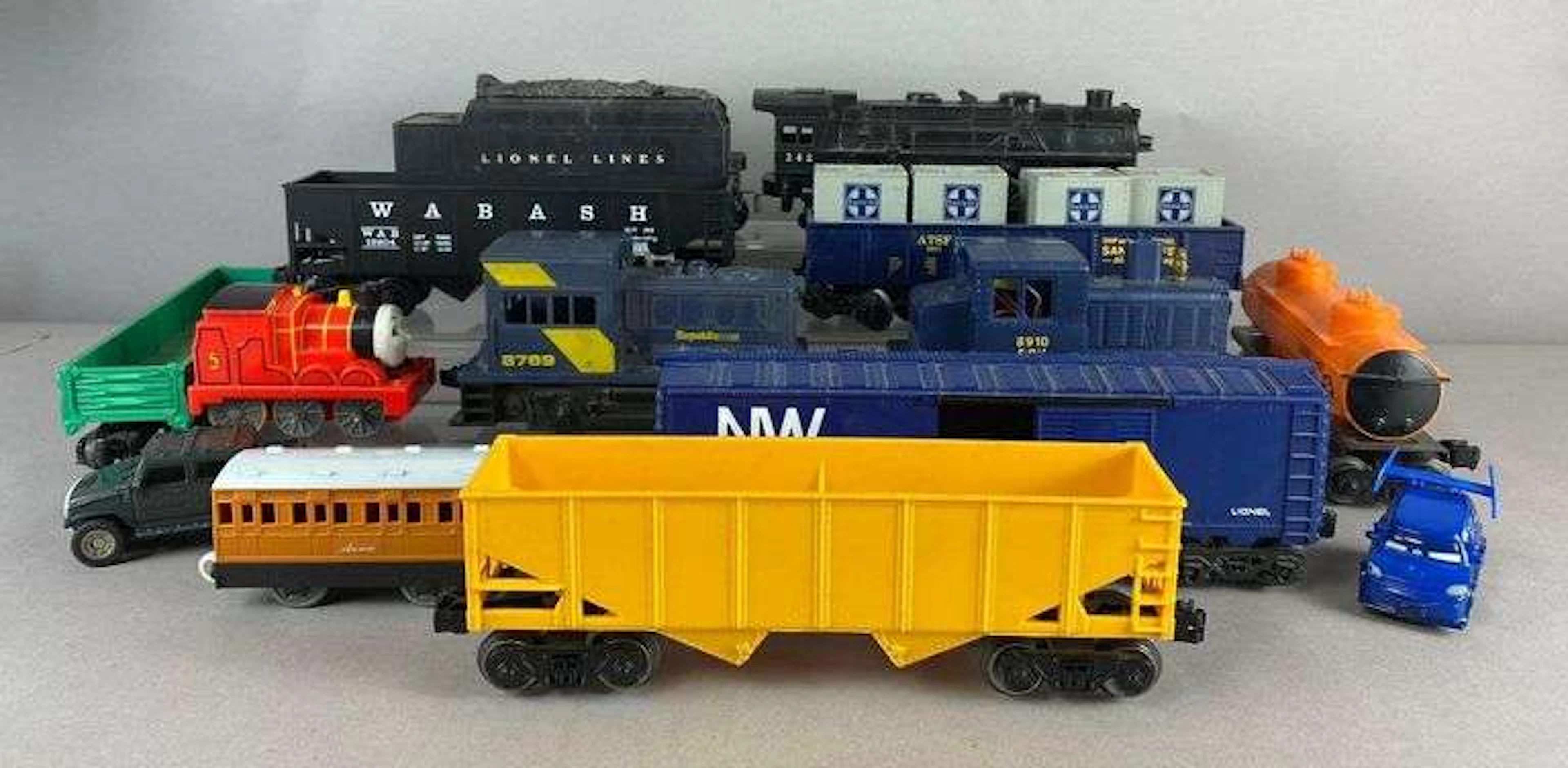 Group of Vintage Lionel Trains O Gauge Train Cars and More