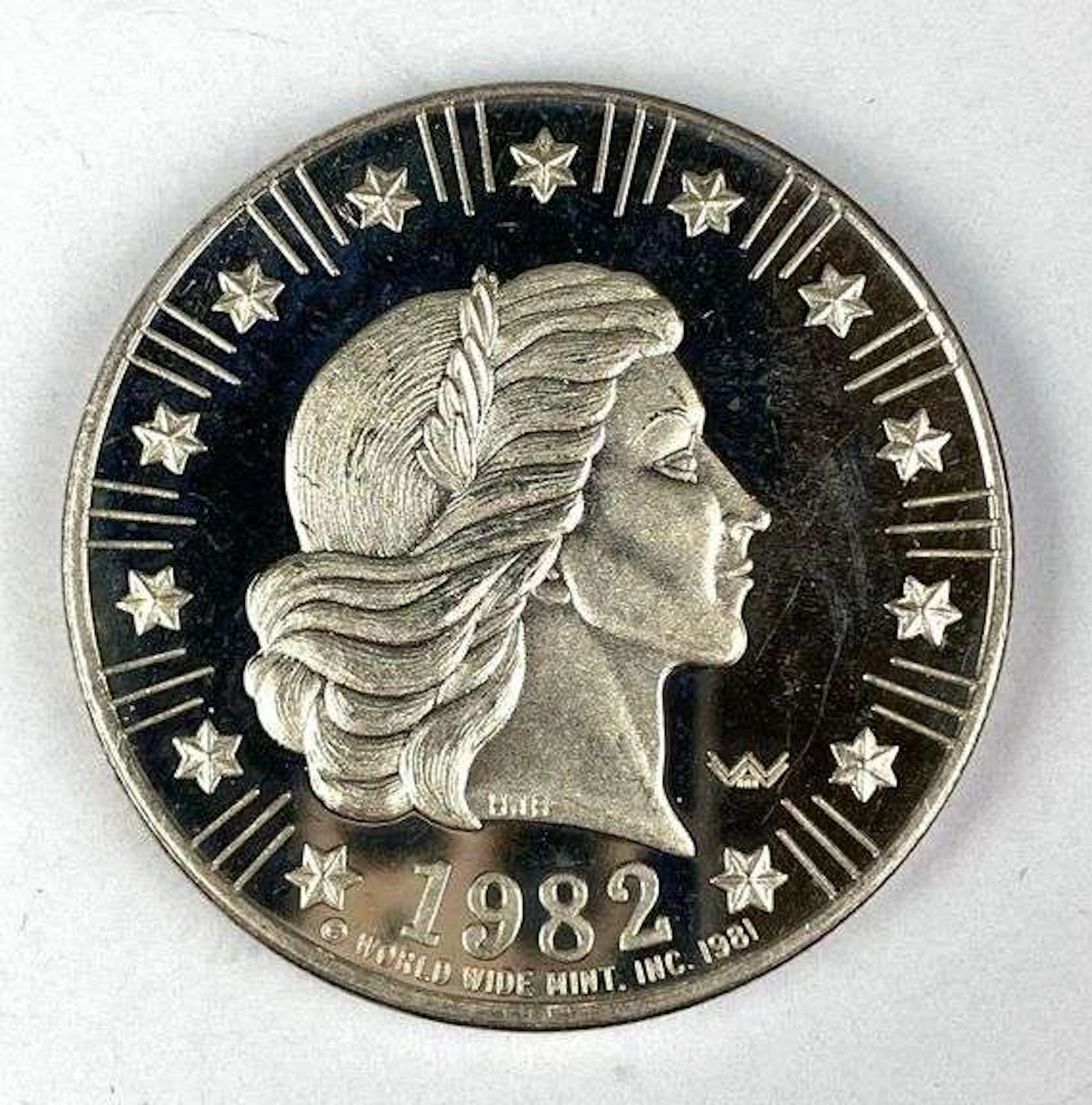 1982 World Wide Mint Lady Liberty Design 1 oz .999 Fine Silver Round