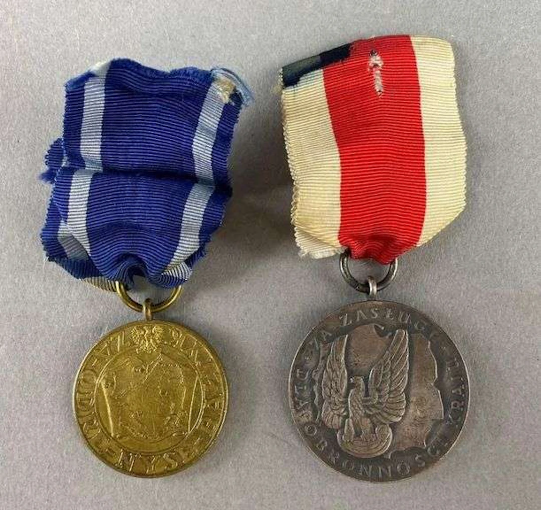 Group of 2 WW2 Polish War Medals