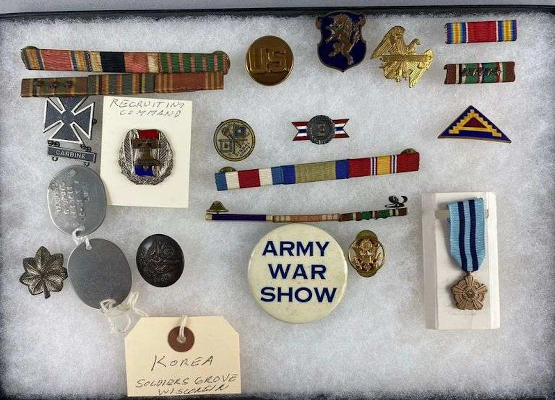 Group of Assorted WW2 US Army Insignia Badges