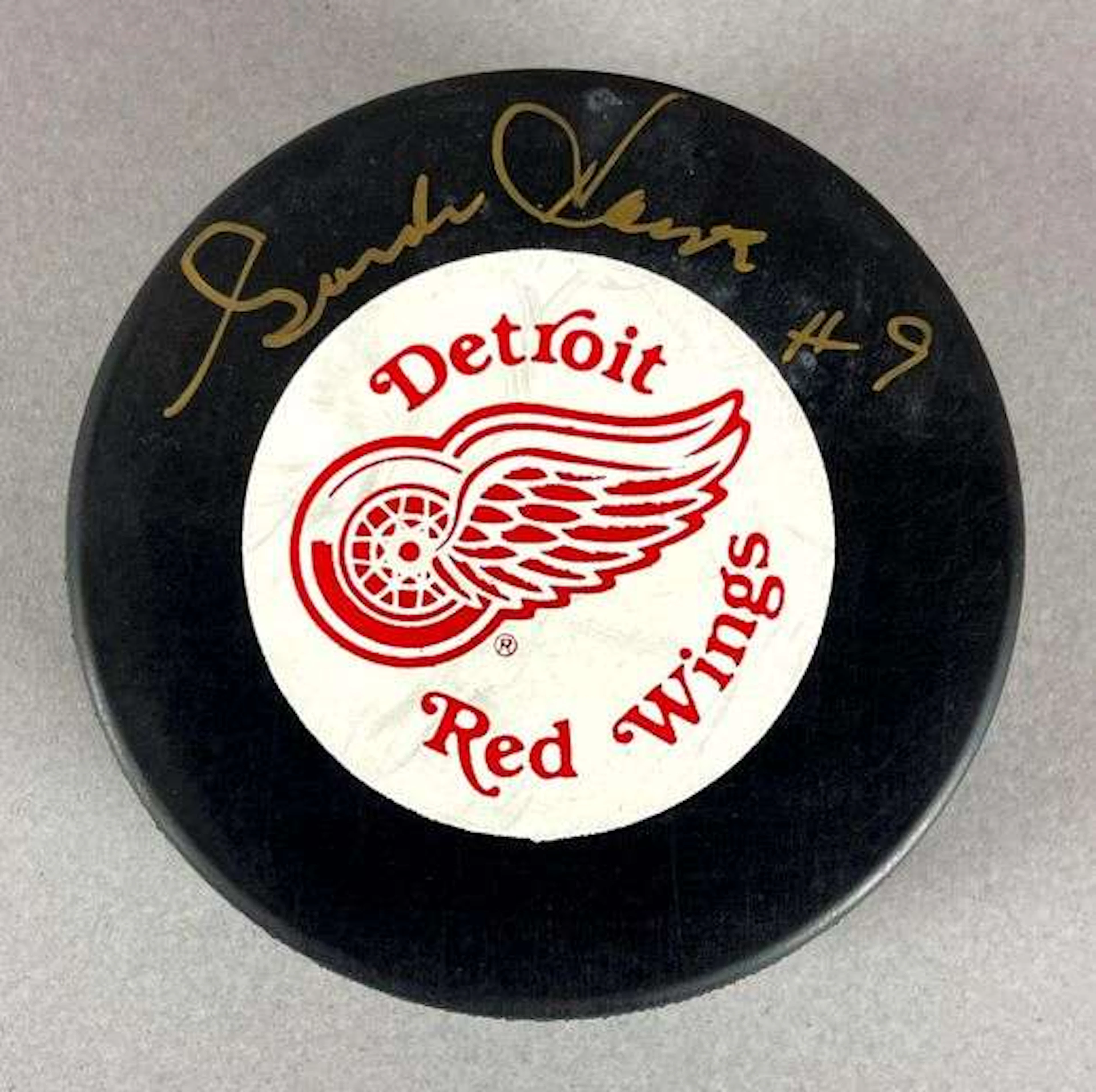 Gordie Howe Signed Official NHL Detroit Red Wings Puck