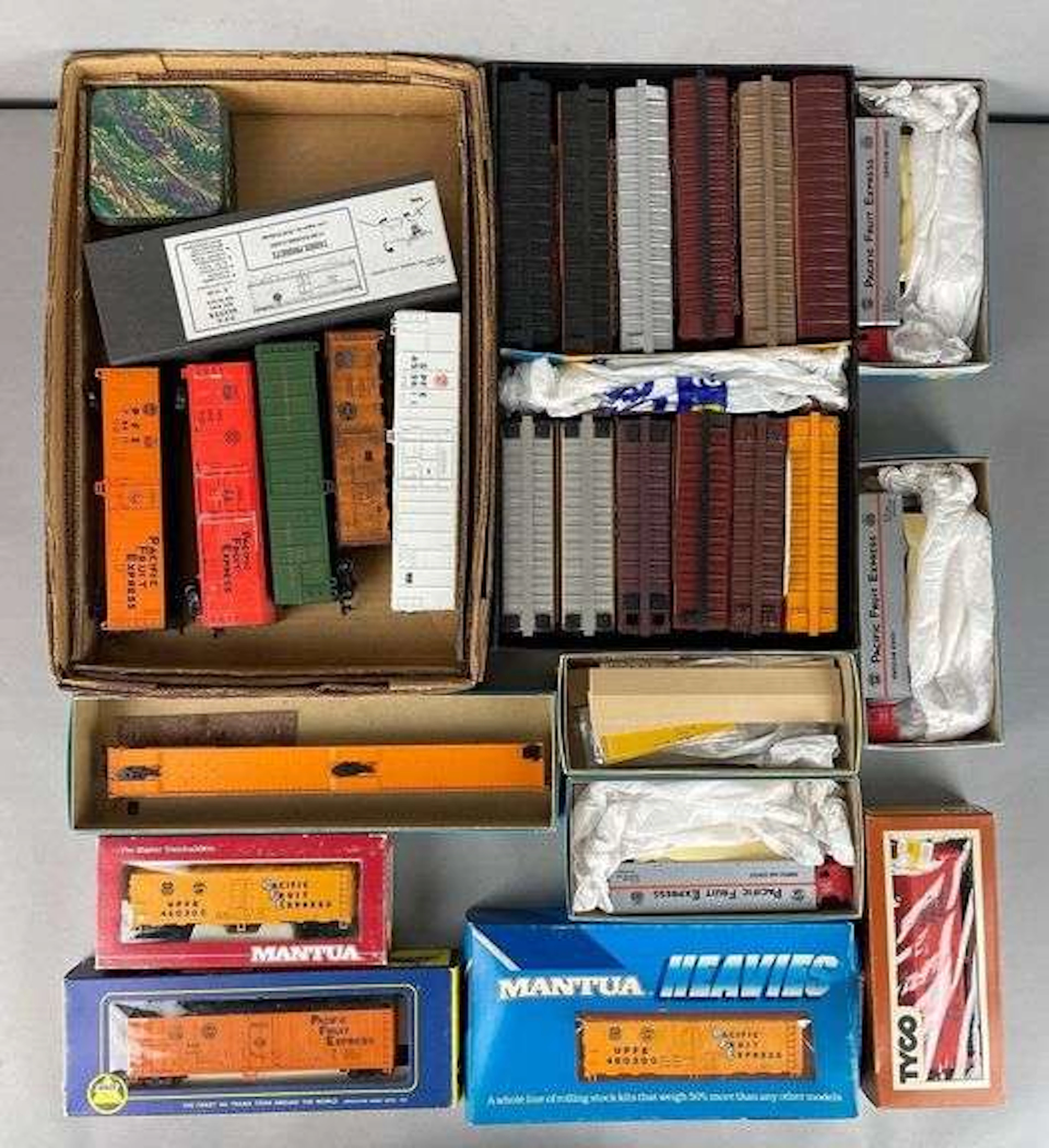 Group of HO Scale Pacific Fruit Express Train Cars