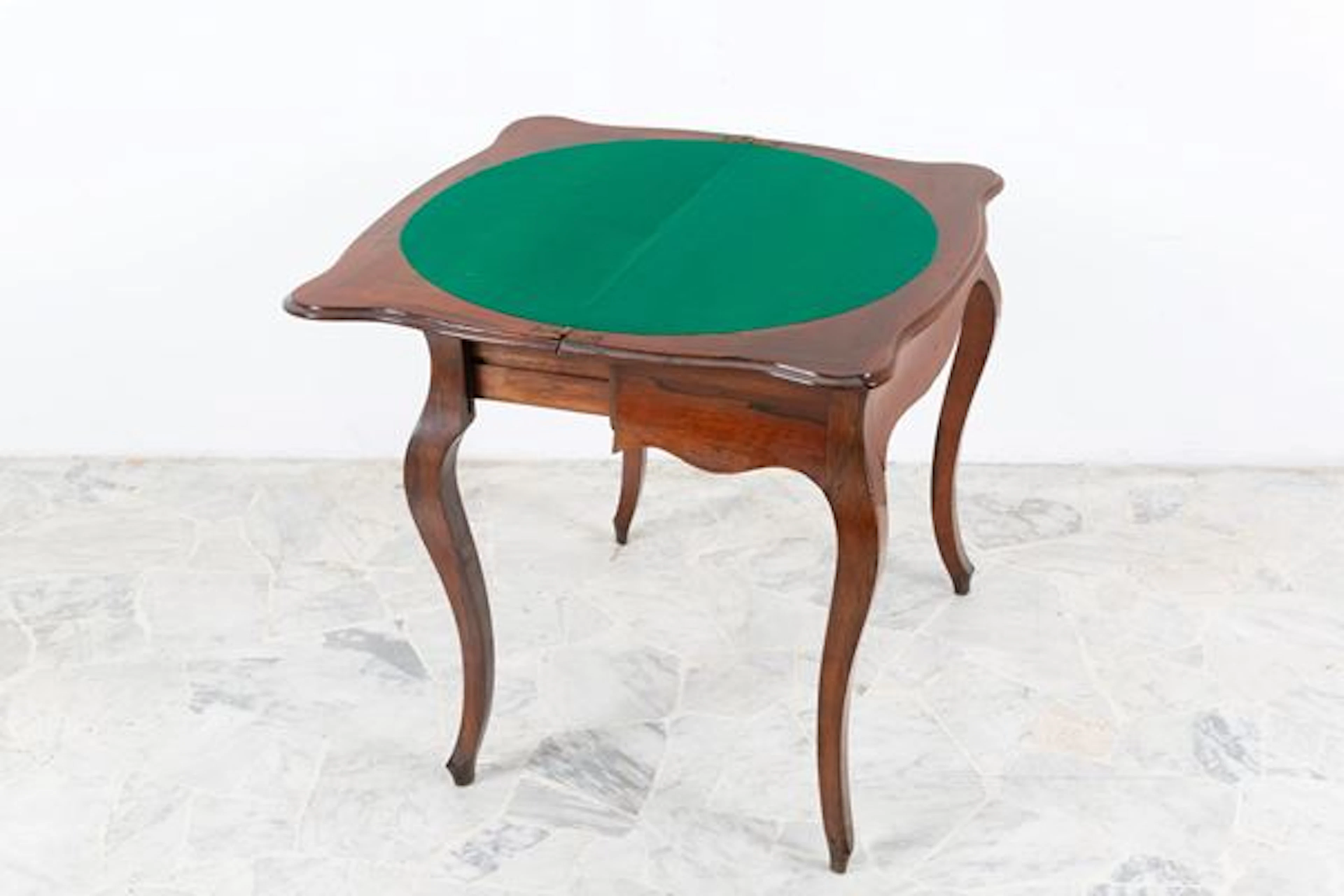 Tavolino da gioco con piano intarsiato