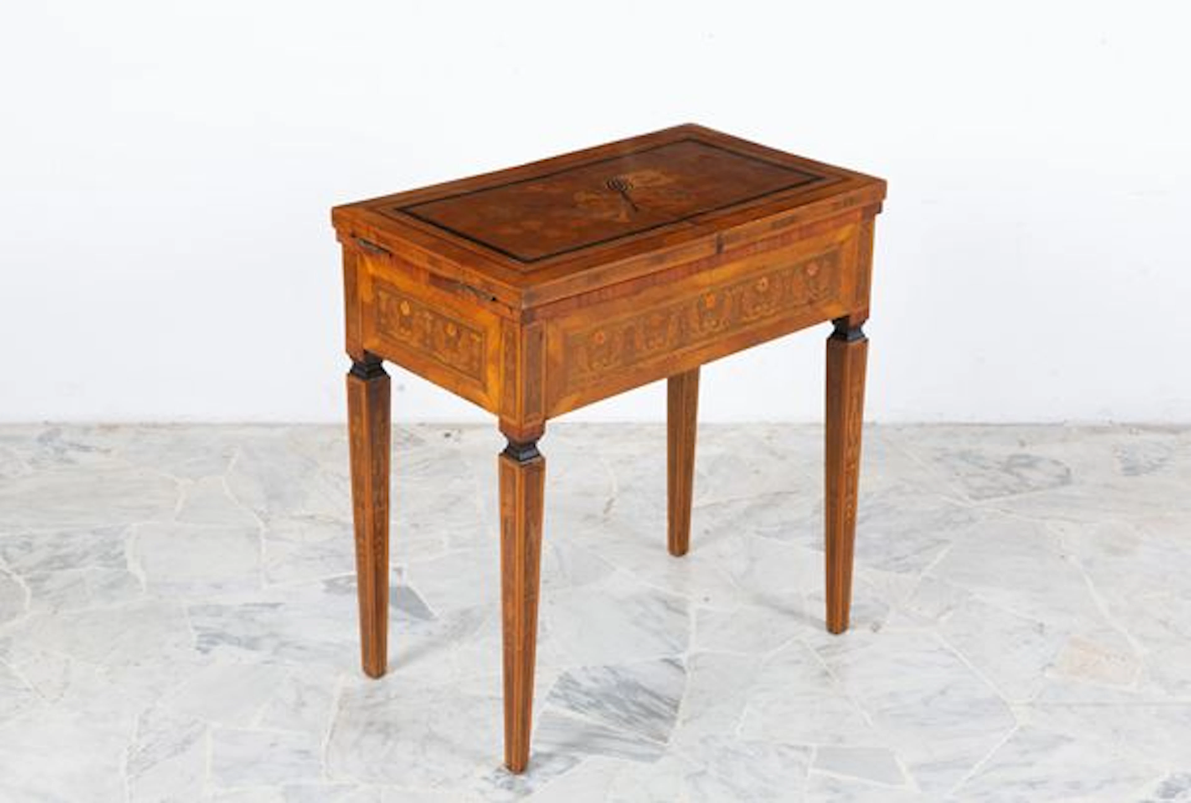 Tavolino con piano apribile