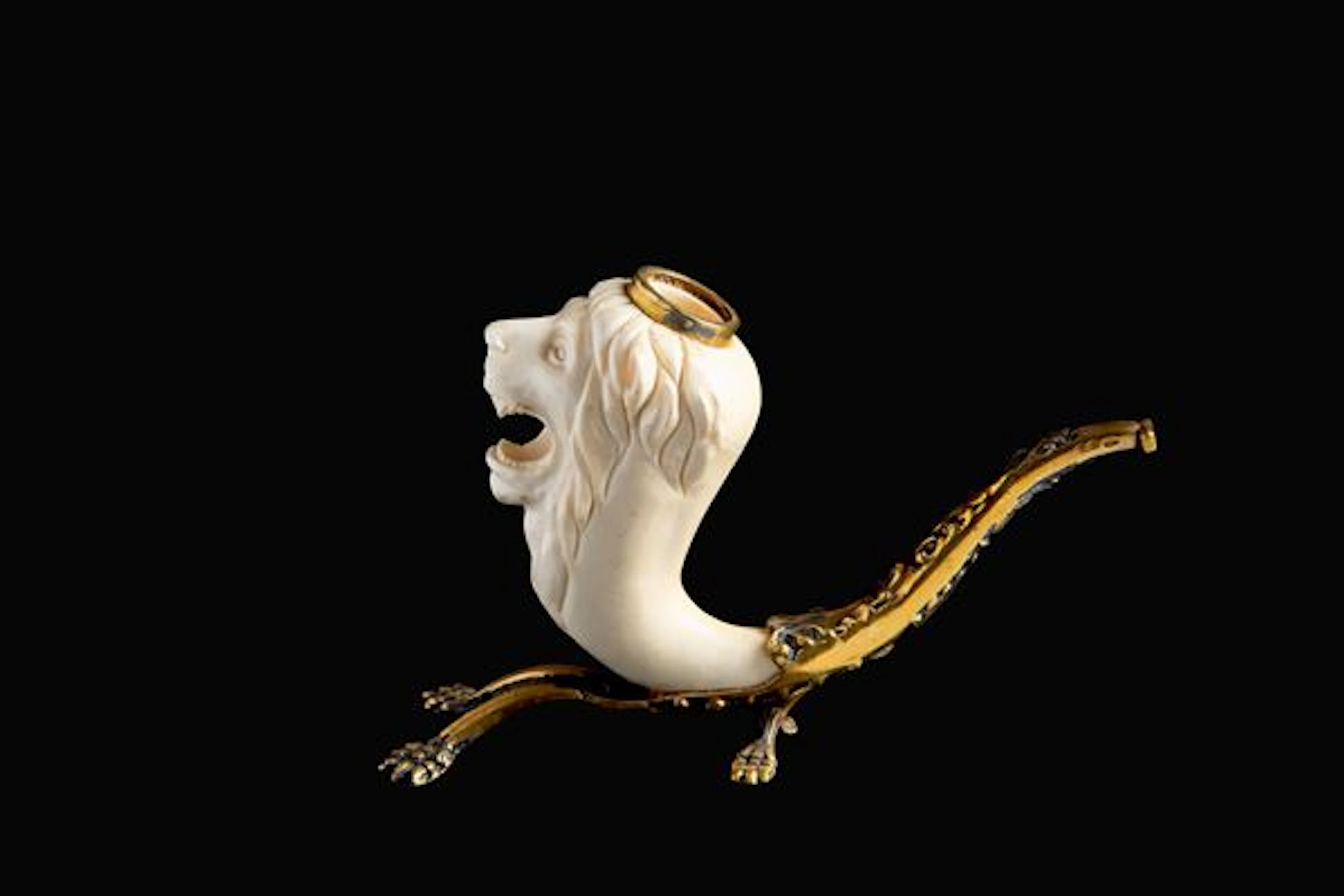 Figurative ivory pipe
