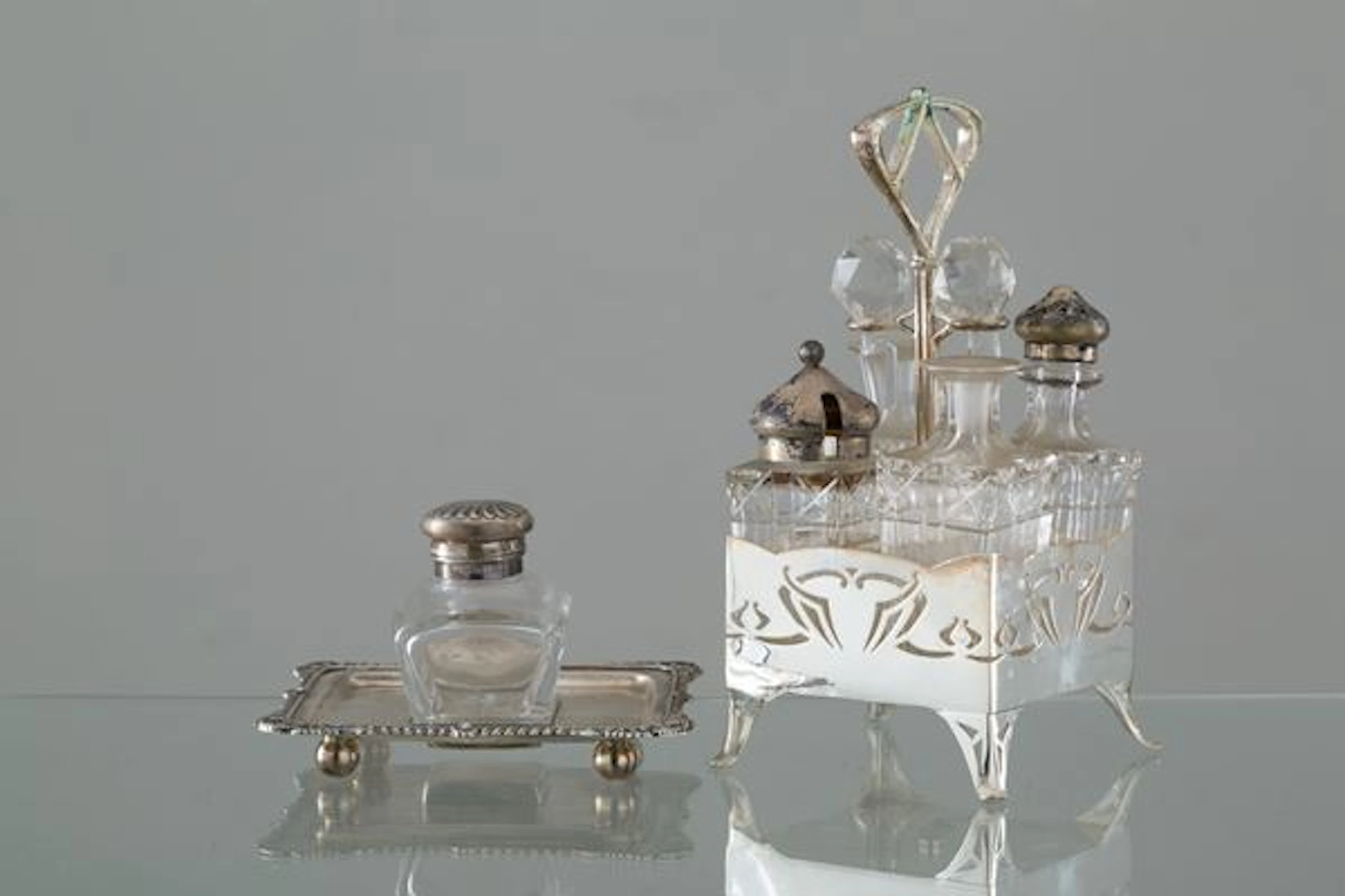 Oil cruet, ampoules and inkwell in silver and crystal
