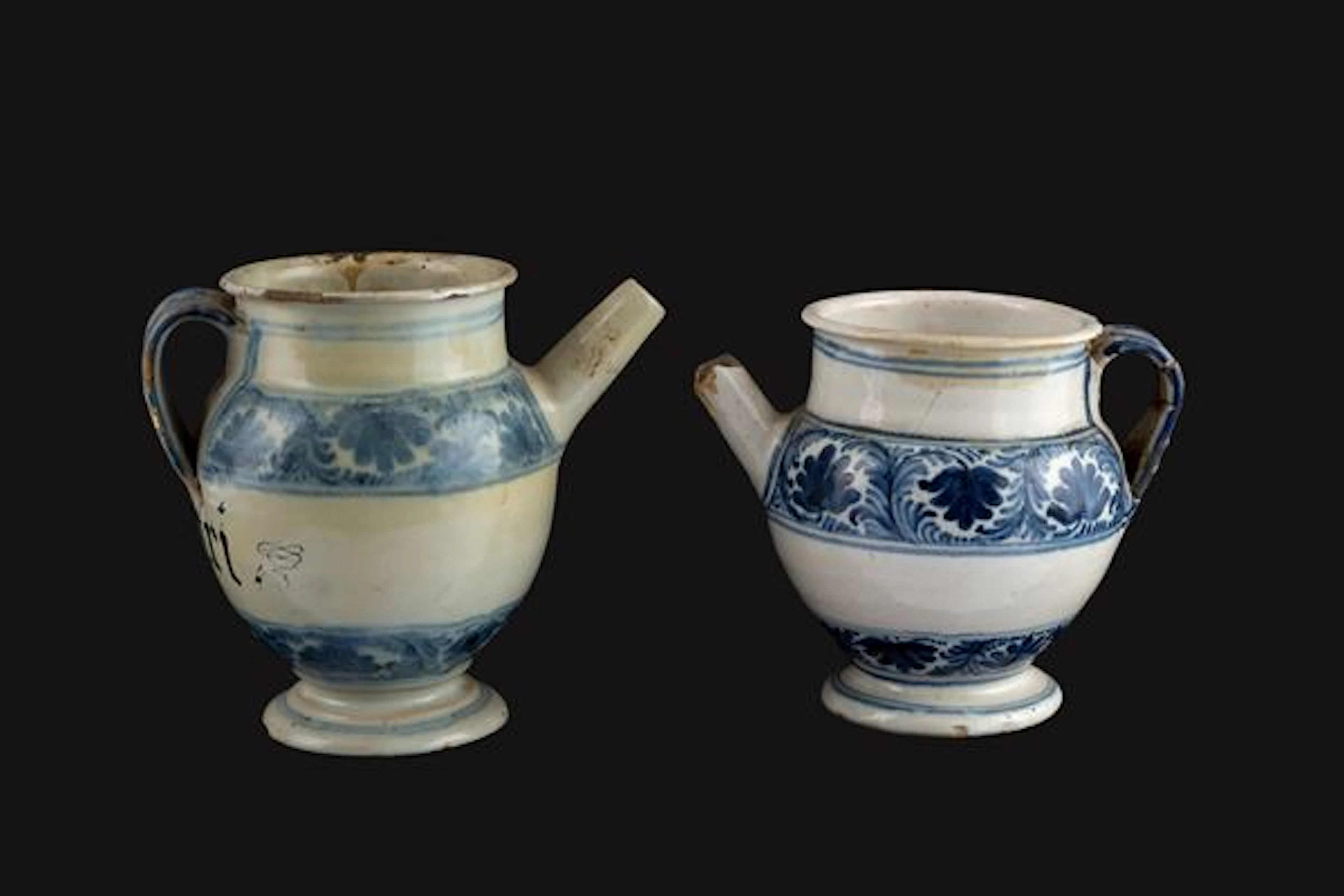 Due versatoi in maiolica