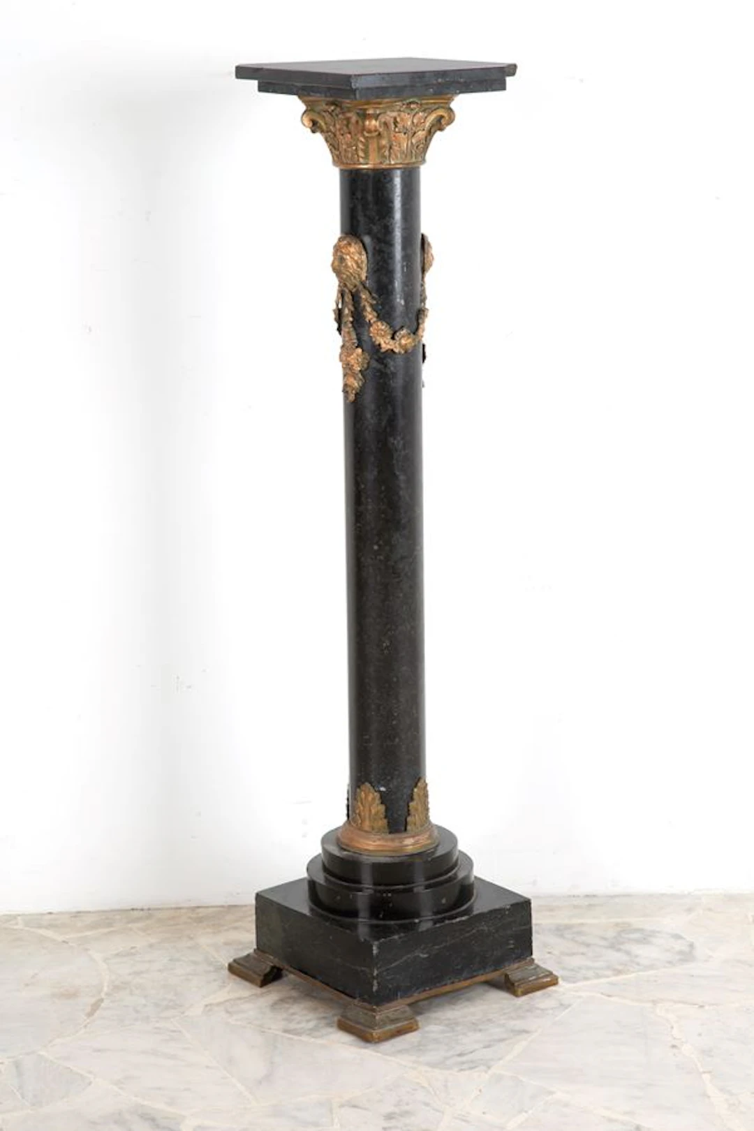 Colonna in marmo nero