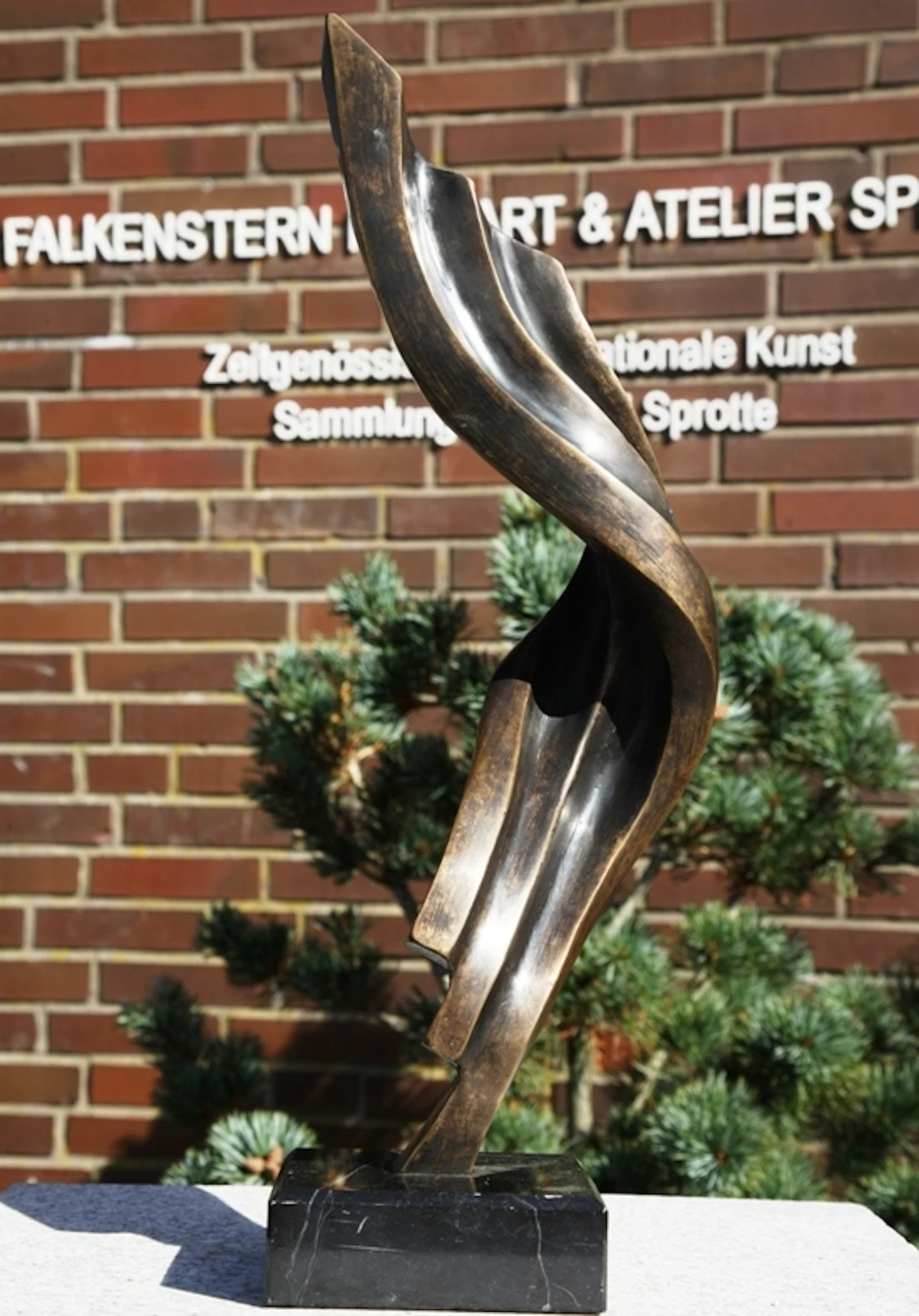 Woge, vertikal in sich gedreht, 2000