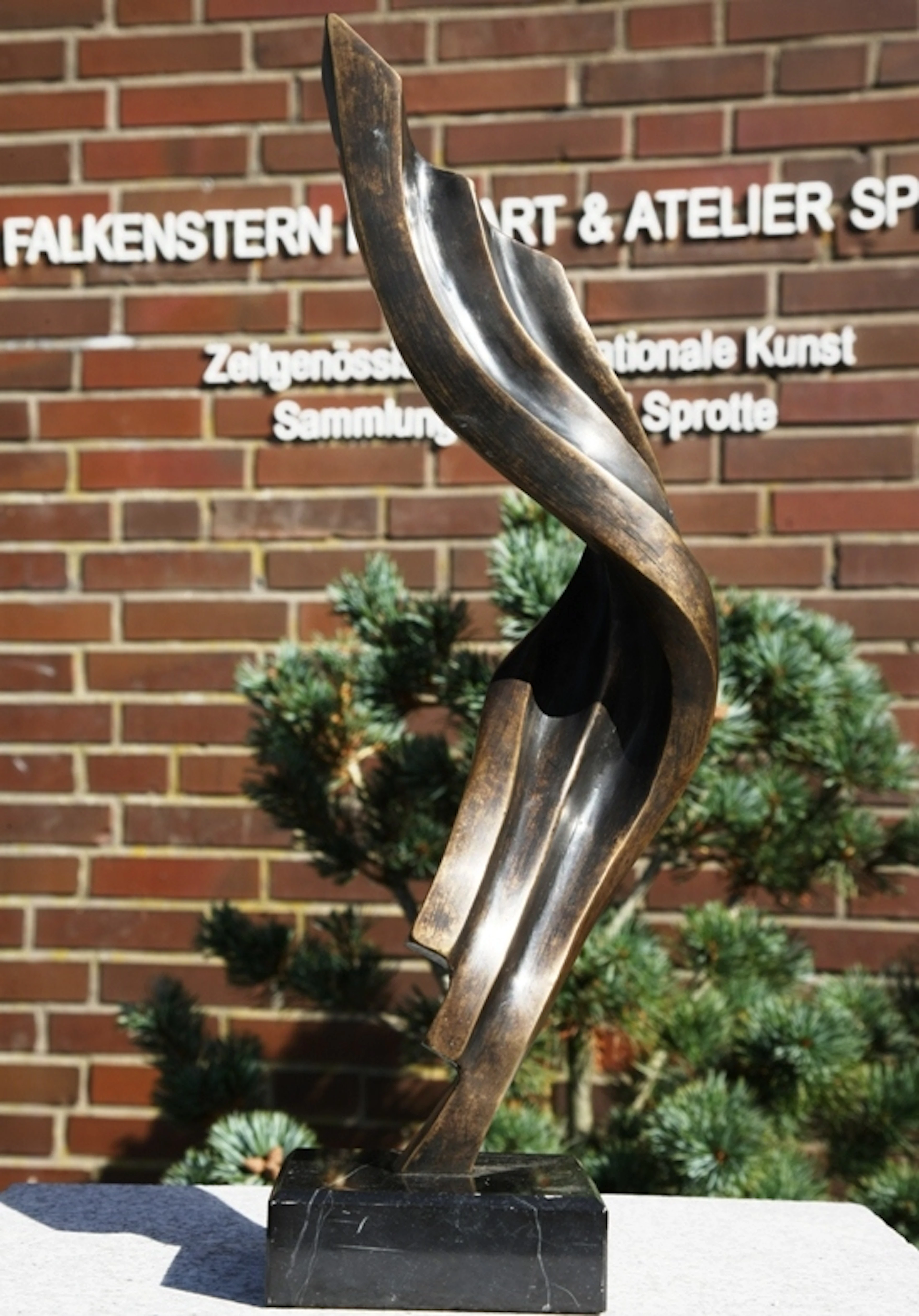 Woge, vertikal in sich gedreht, 2000