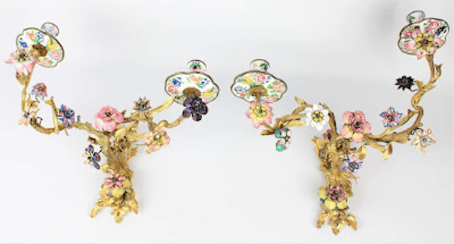 Paire de grandes Appliques en bronze doré et cuivré émaillé à décor
