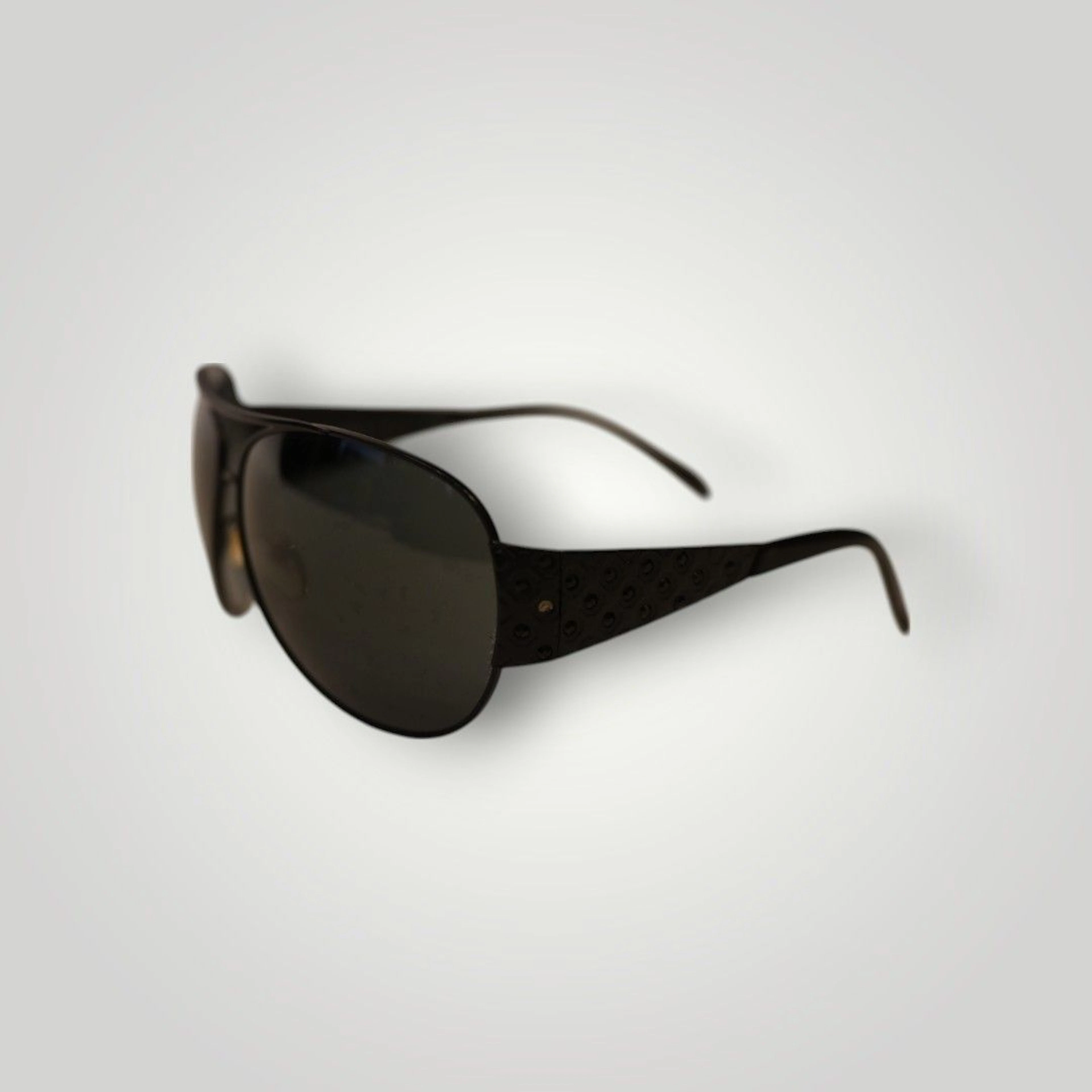PRADA Paire de lunettes de soleil aviateur noires, branches en métal argenté brossé, rayures, boîte et étui d’origine.
