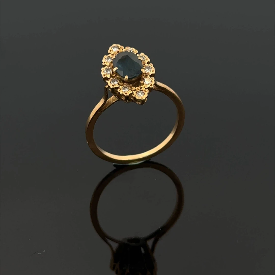 Yellow gold (750) "navette" ring set with an oval sapphire s - Lot 217