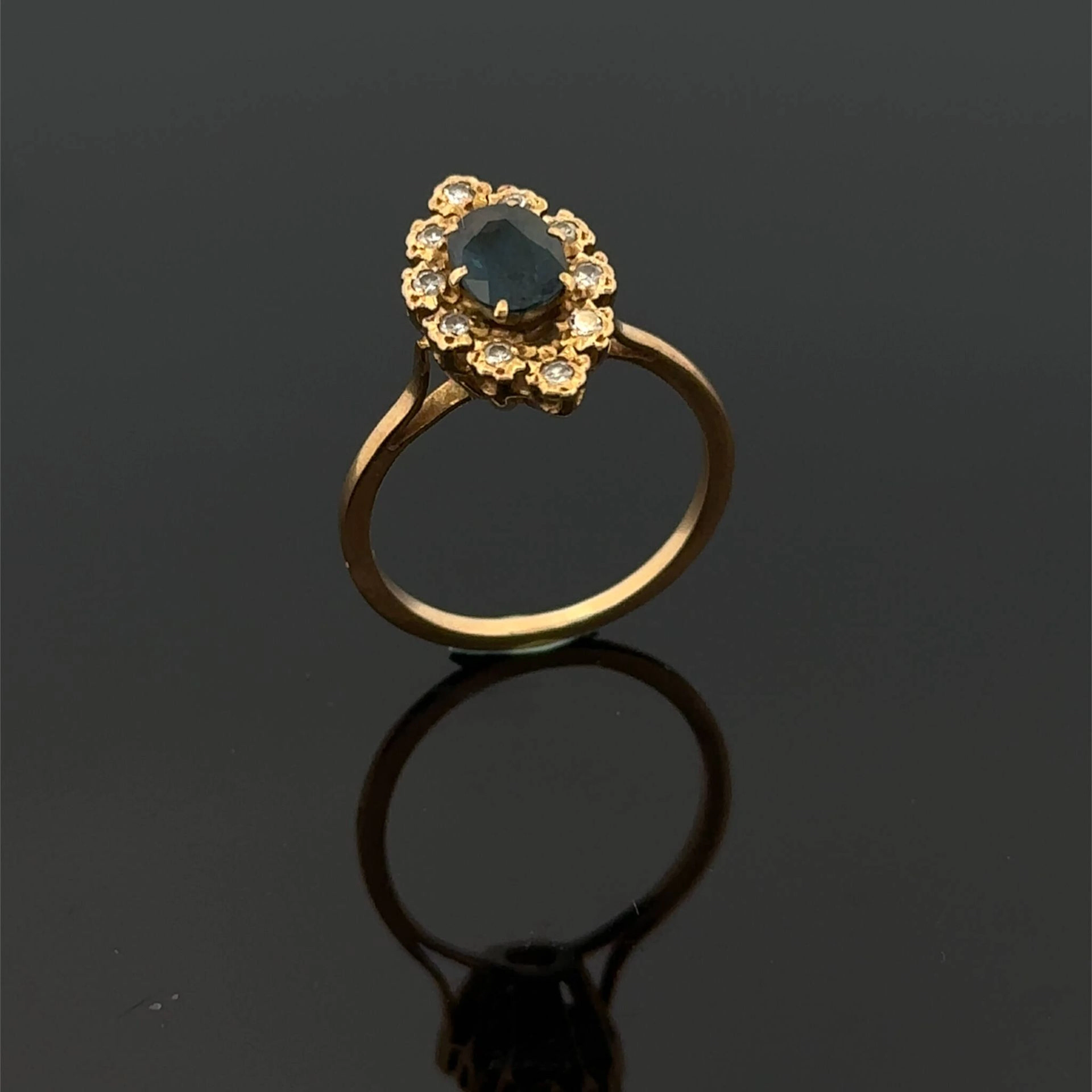 Yellow gold (750) "navette" ring set with an oval sapphire s - Lot 217