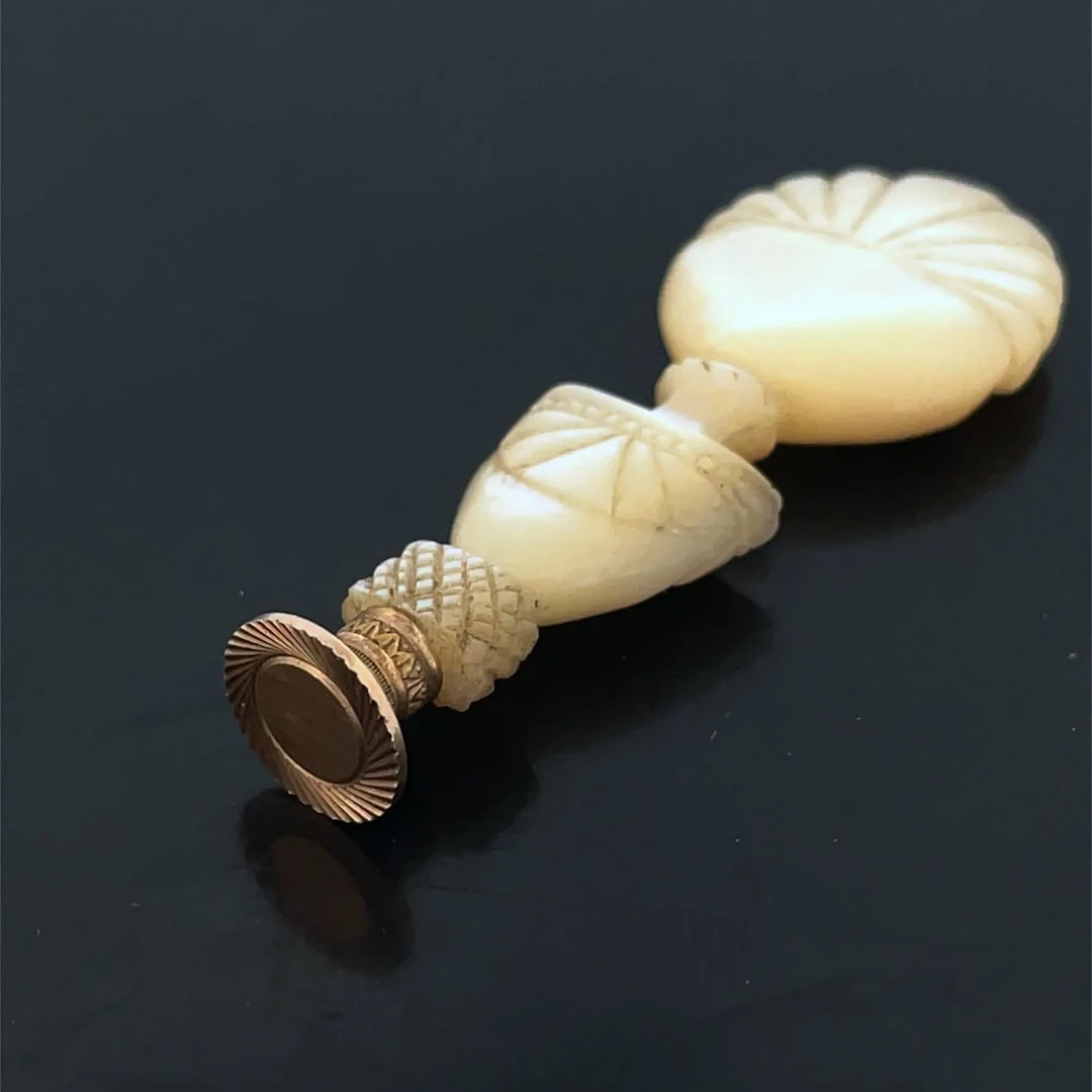 Mother-of-pearl seal with a chiseled yellow gold (750) base, - Lot 384