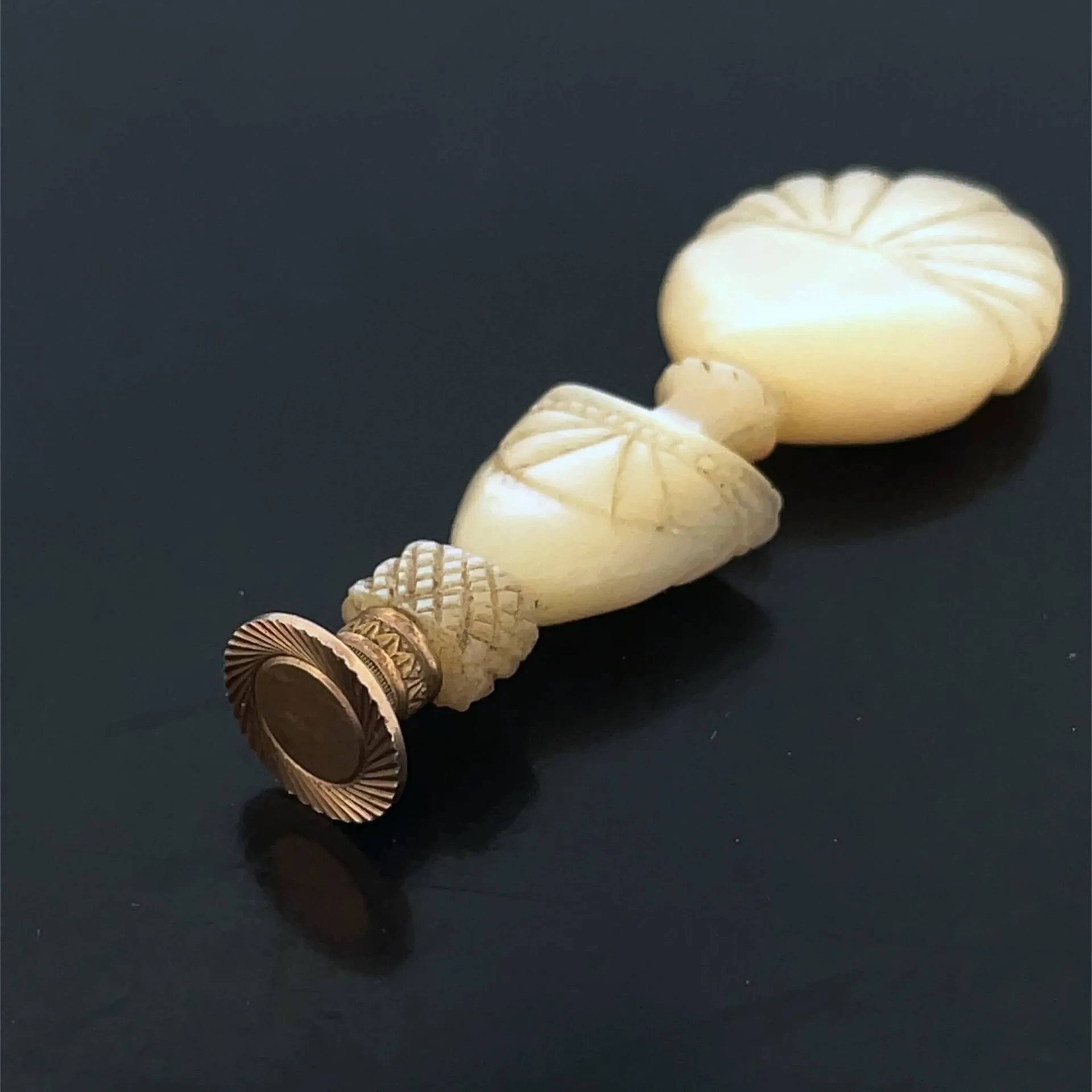 Mother-of-pearl seal with a chiseled yellow gold (750) base, - Lot 384