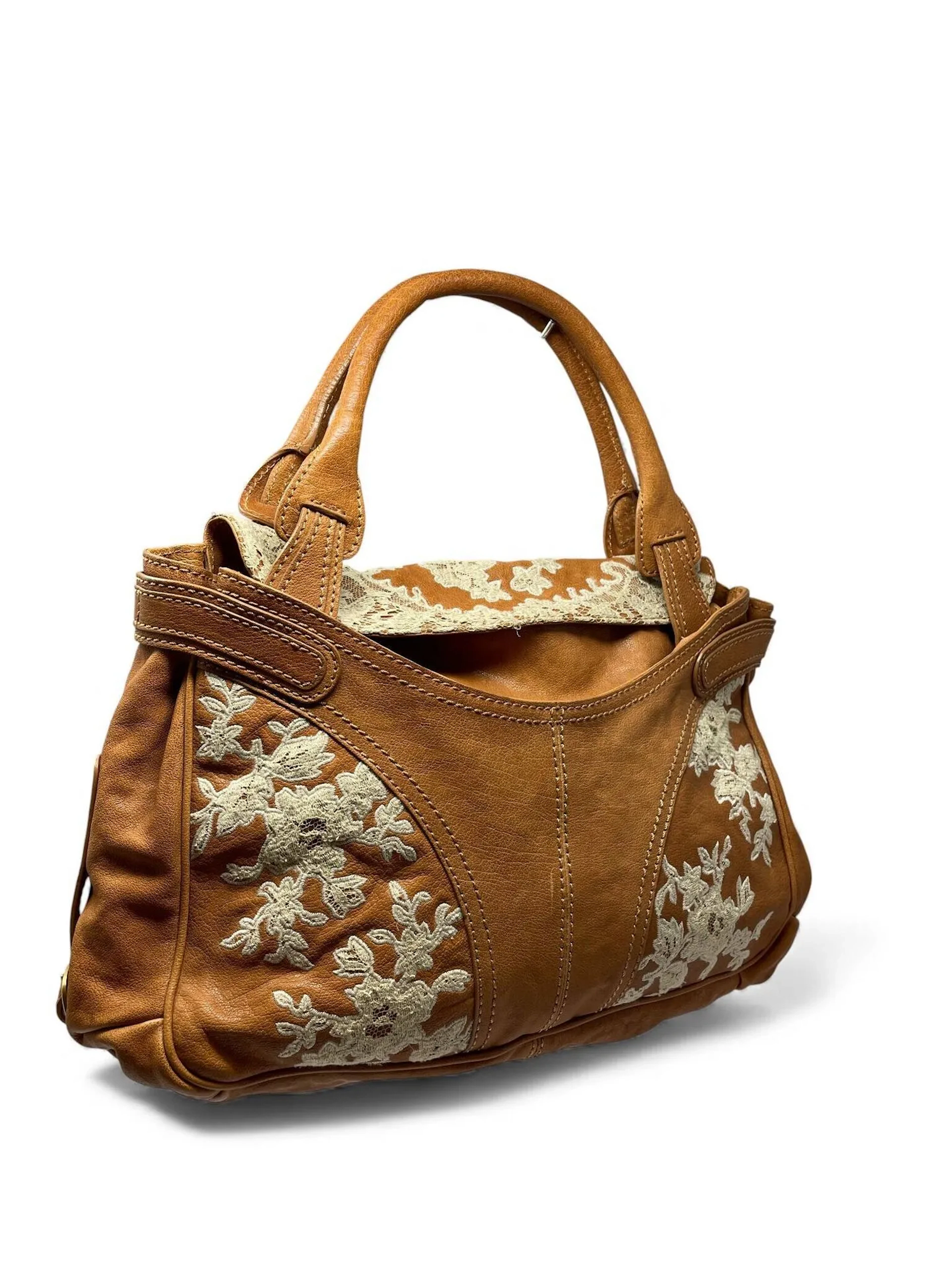 VALENTINO Sac porté épaule en cuir grainé fauve modèle "Urban lace" avec détails en dentelles, avec garnitures métalliques dorées. 44 x 30 cm Usures