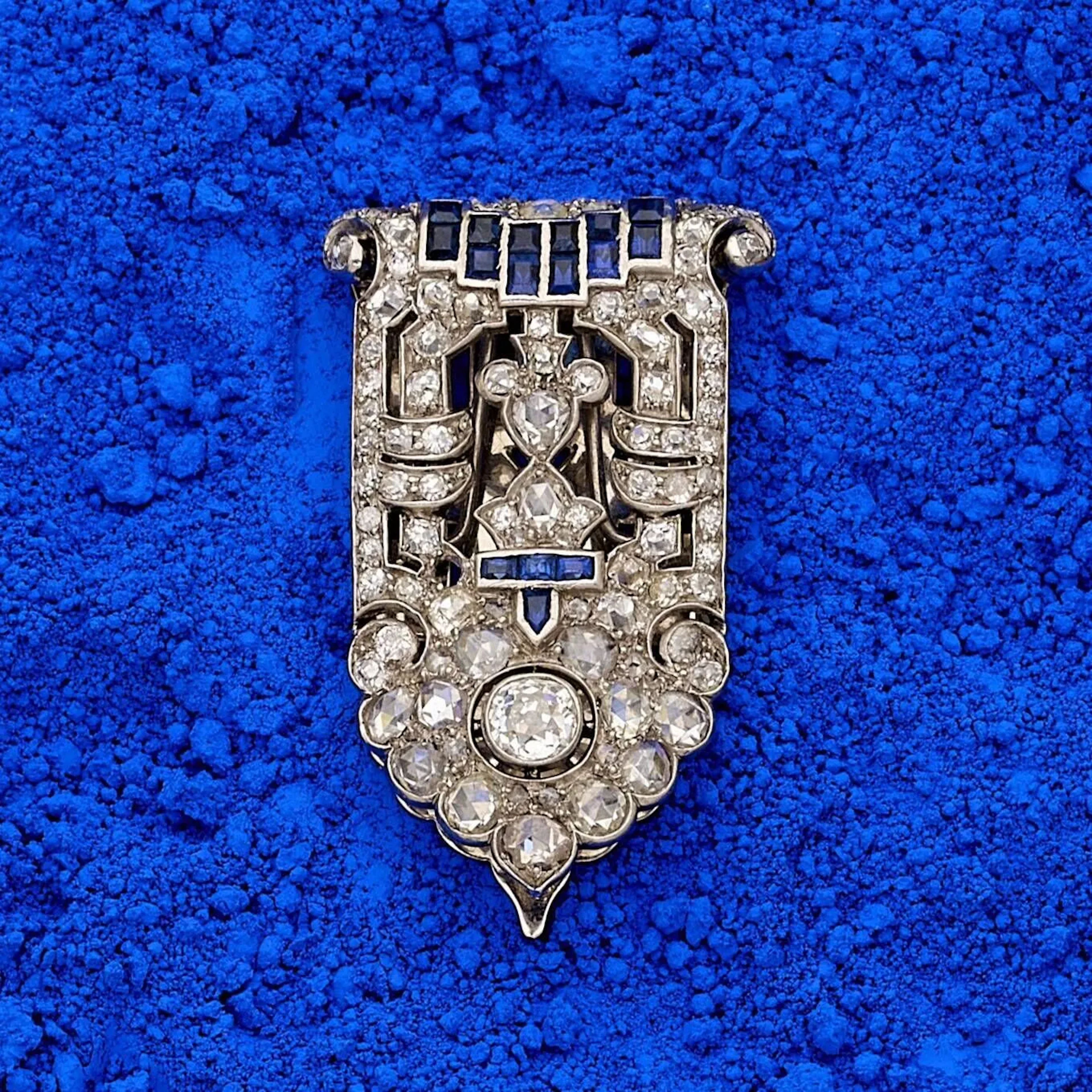 Clip in 18k (750th) white gold and 850th platinum, in the fo - Lot 85