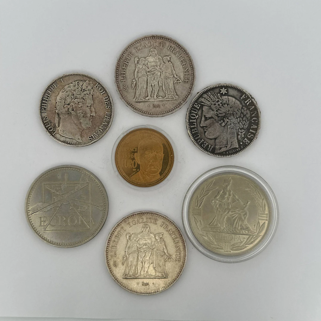 Set of 4 silver coins and 3 metal tokens: - Lot 77
