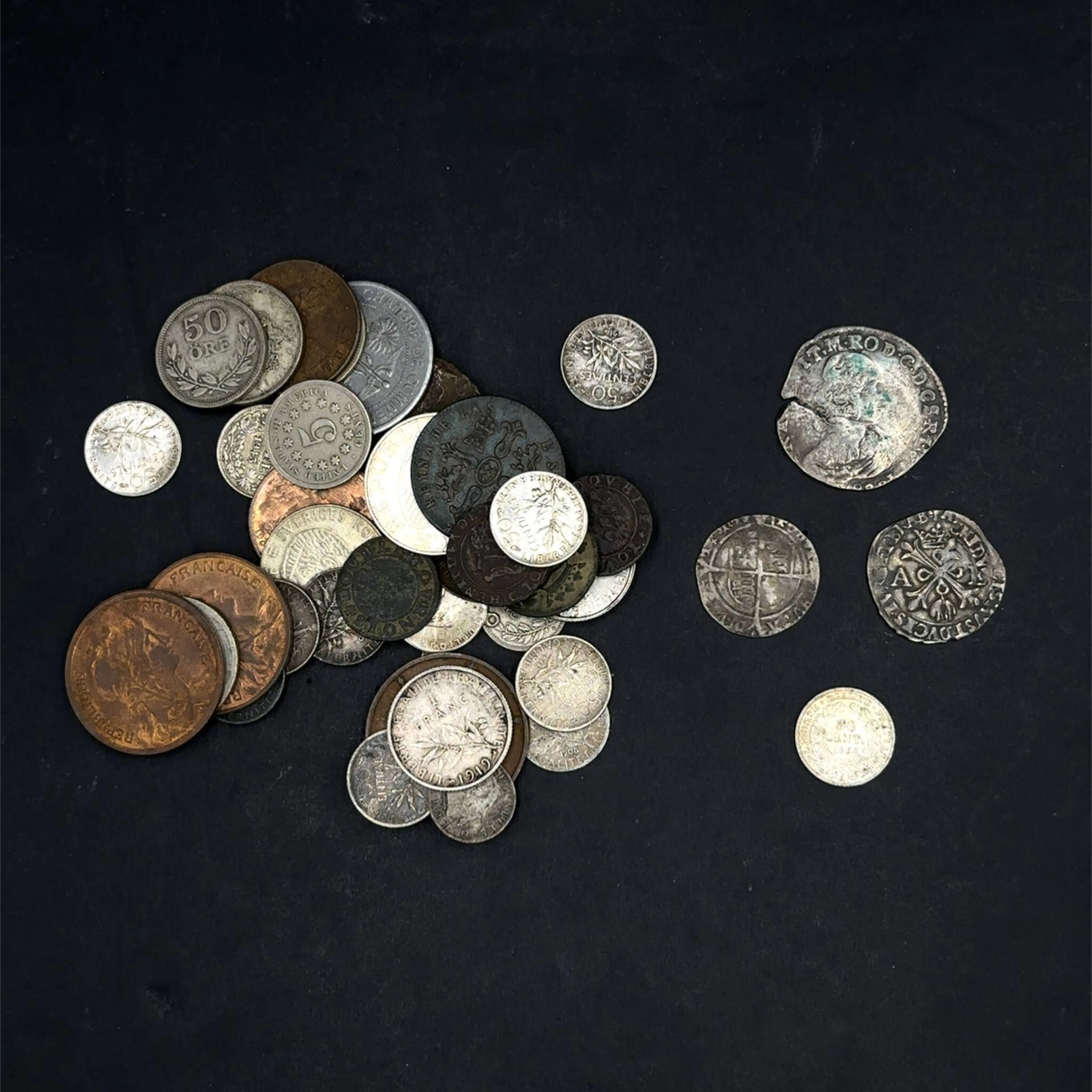 A lot of approximately 40 bronze and silver coins from Rome - Lot 55