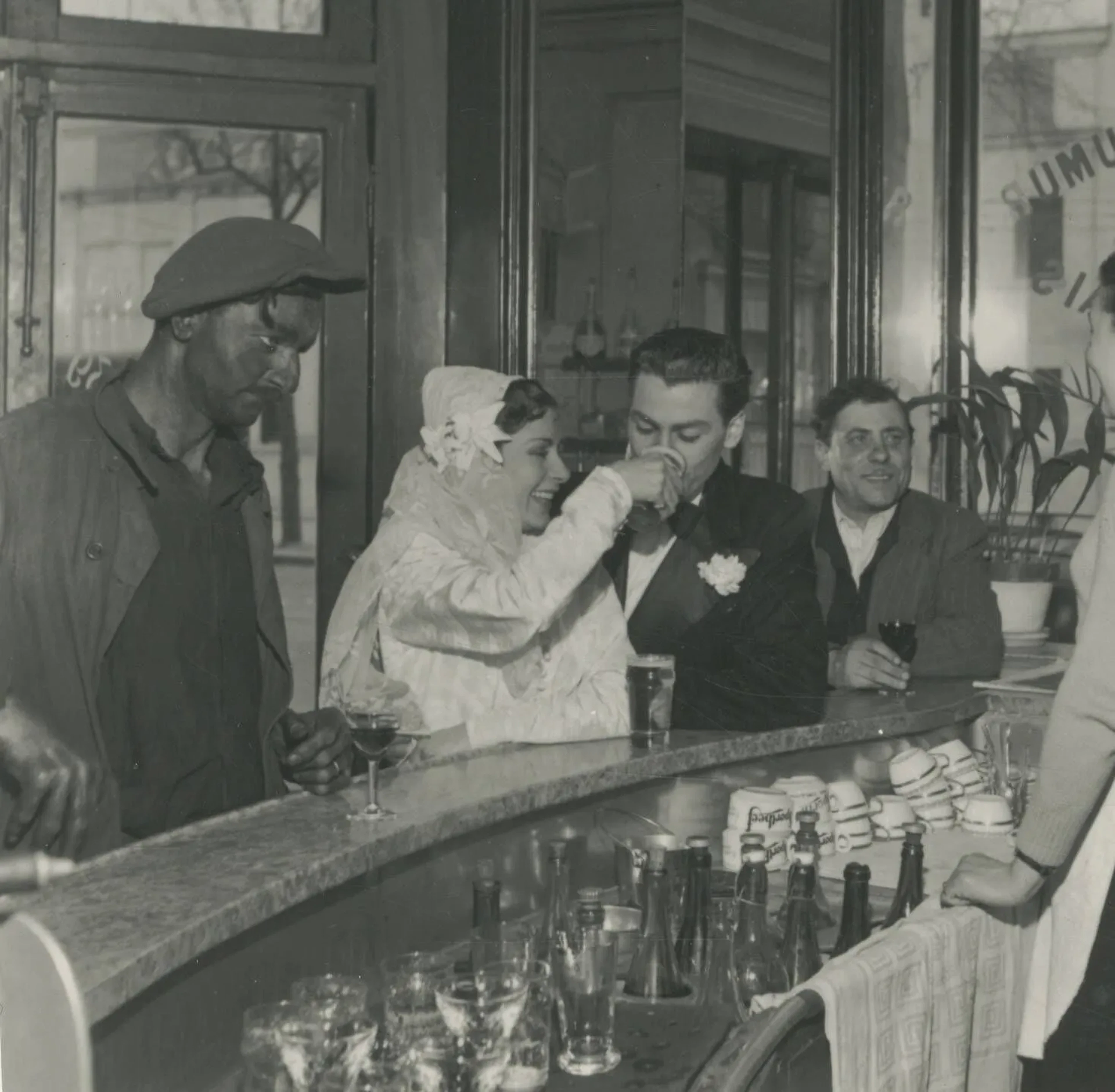 Robert DOISNEAU (1912-1994) “Café Noir et Blanc”, Joinville le Pont, 1948 Tirage argentique postérieur, crédit du photographe et cachet d’agence au dos Photographie : 13 x 13 cm