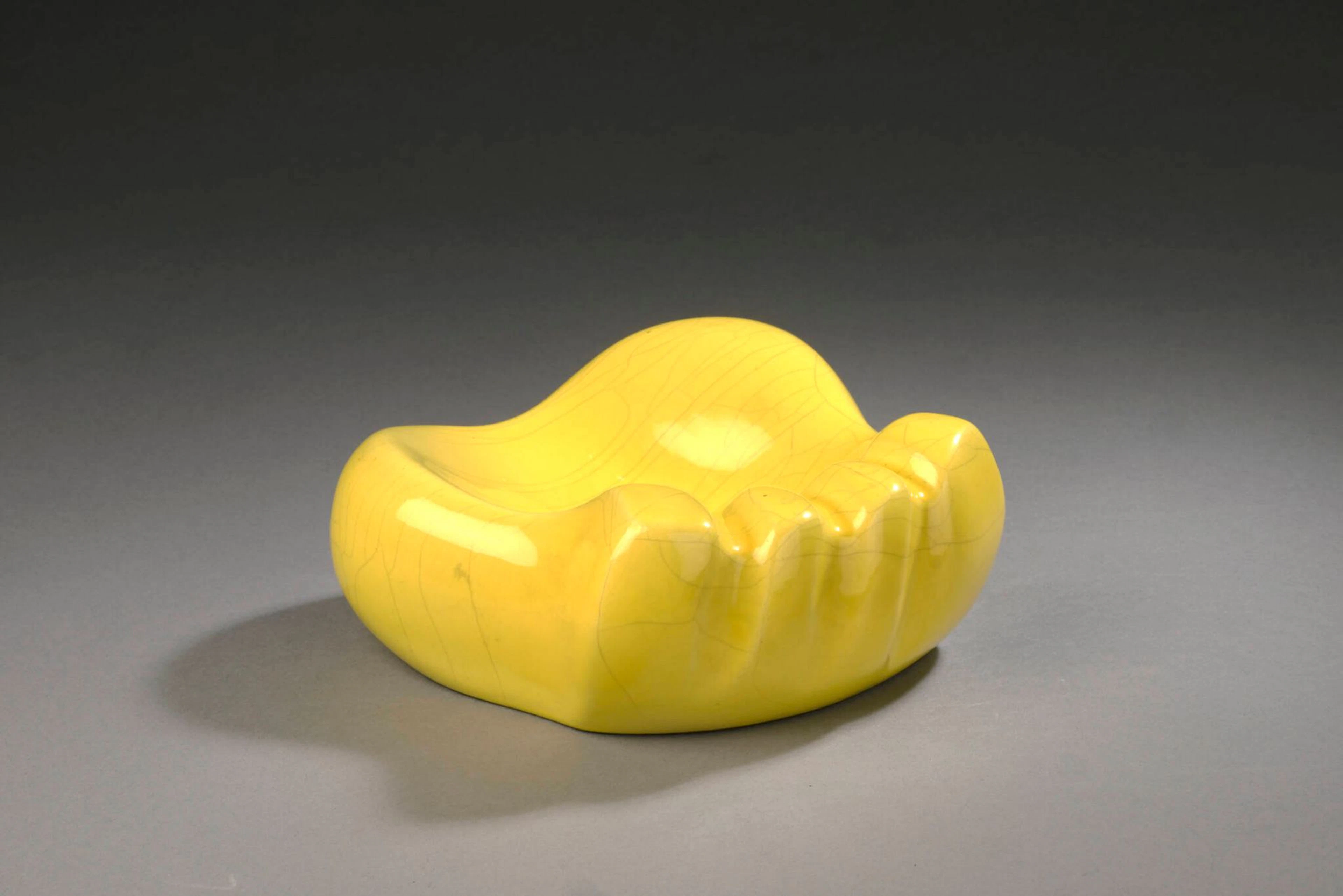 Georges JOUVE (1910-1964) Cendrier vide-poche dit Patte d’ours, circa 1951 Épreuve en céramique émaillée jaune finement craquelé Non signé Bibliographie : - Georges Jouve, Edition Jousse entreprise, 2005, modèle similaire reproduit p. 48 et p. 49. - Philippe Jousse & Caroline Mondineau, Mathieu Matégot, Edition Jousse Entreprise, 2003, modèle similaire reproduit p. 89 et p. 90. - Catherine & Stéphane de Beyrie, Georges Jouve A la lumière d'Apollon, Edition Sprl Debeyrie's collection, 2021, modèle similaire reproduit p. 84.