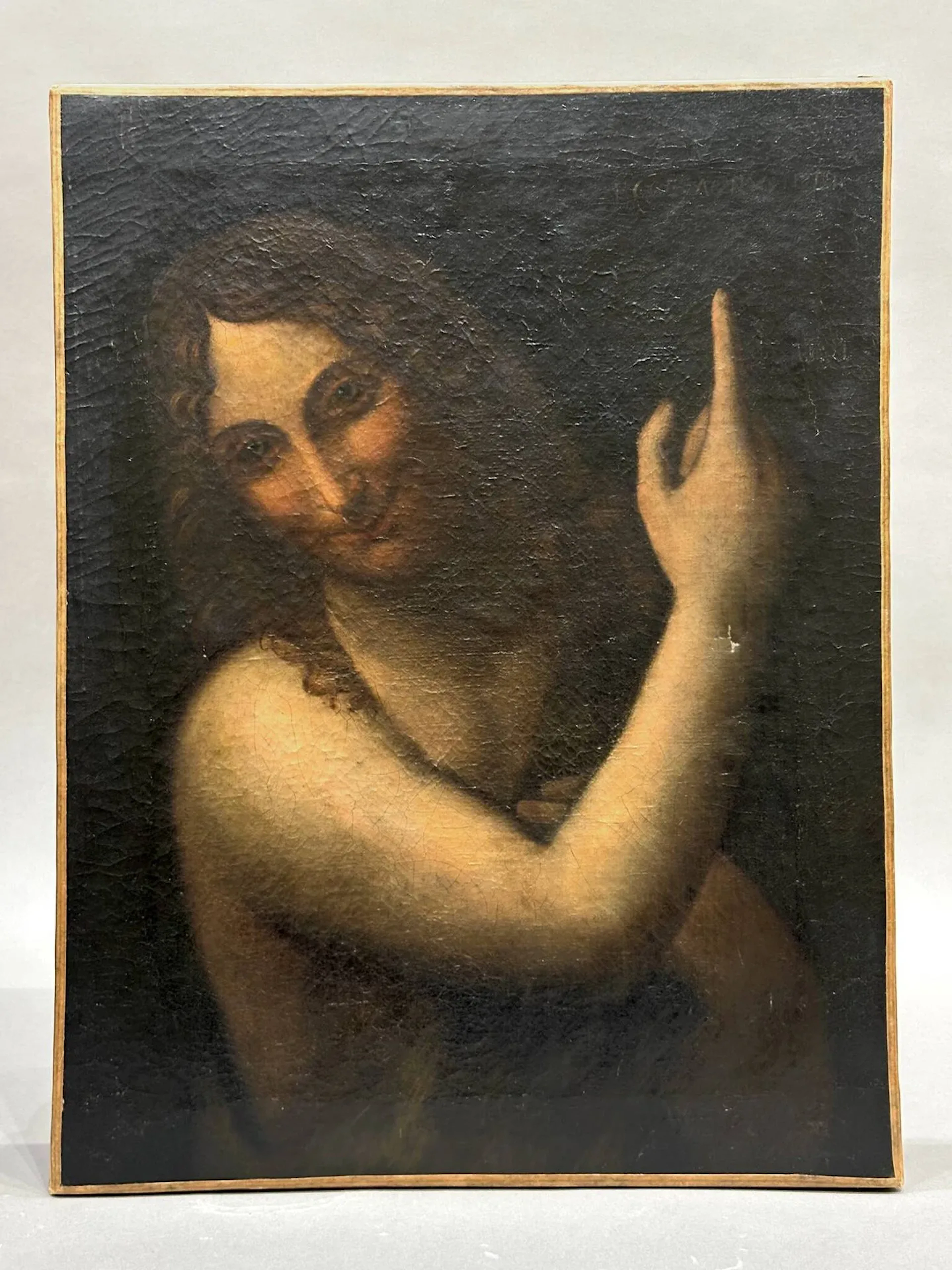 École italienne du XIXe siècle, d’après Léonard De Vinci(1452-1519) Saint Jean-Baptiste Huile sur toile 47,5 x 35,8 cm. Petit accident