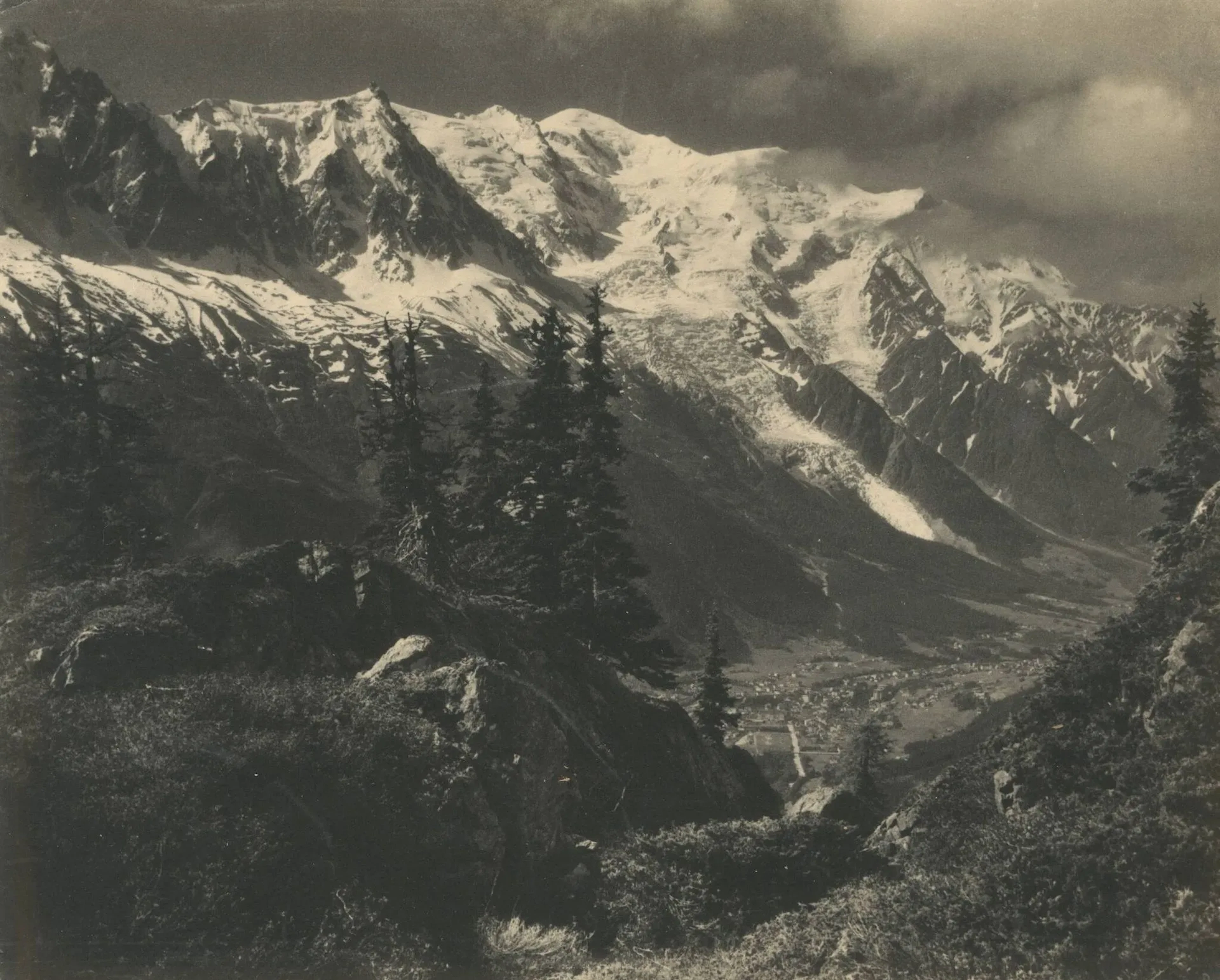 Georges TAIRRAZ II (1900-1975) Glacier des Bosson, Chamonix, Alpes, c. 1930 Tirage argentique d’époque, cachet du photographe au dos Photographie : 24 x 30 cm - pli au coin gauche