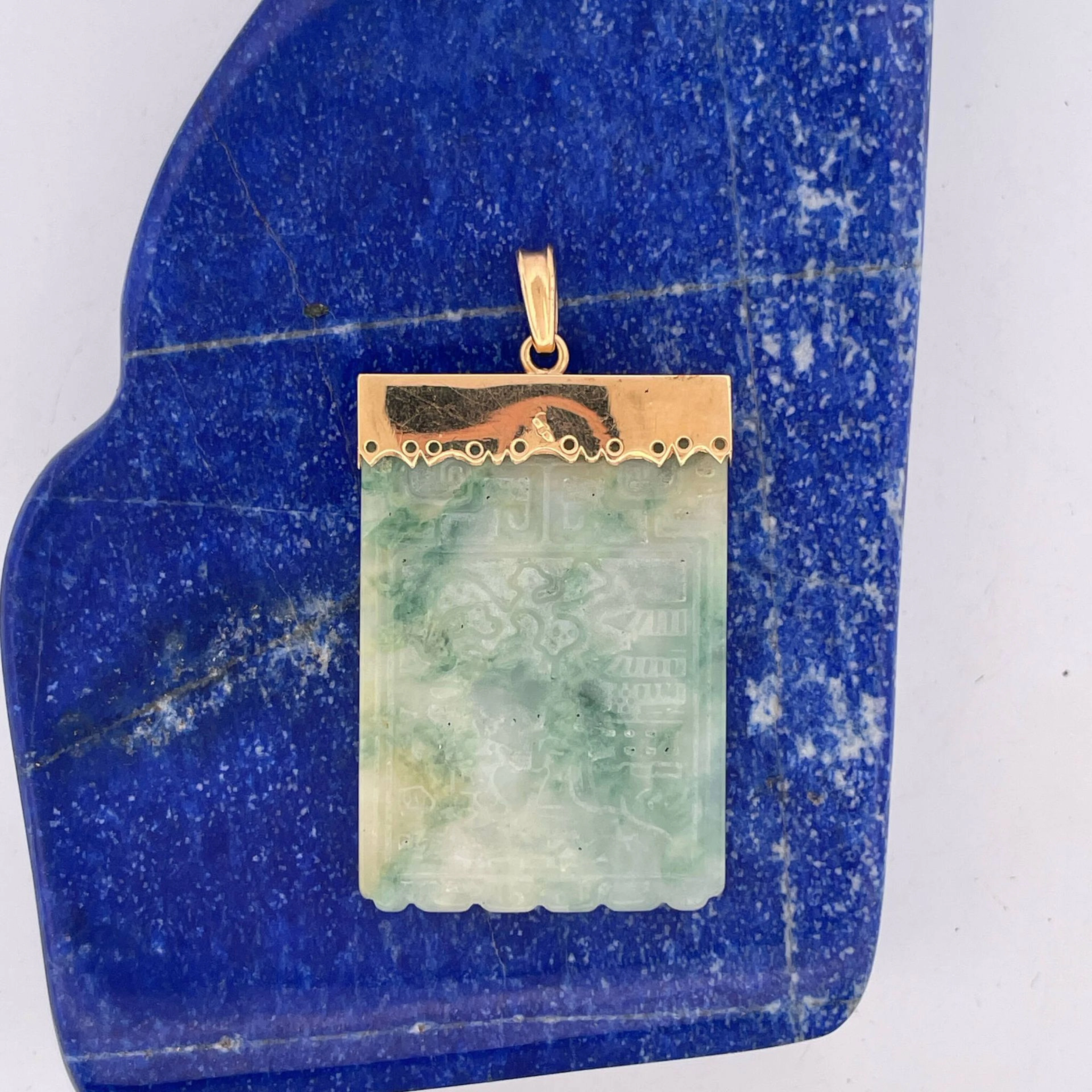 Yellow gold (750) pendant set with a piece of carved jade de - Lot 306