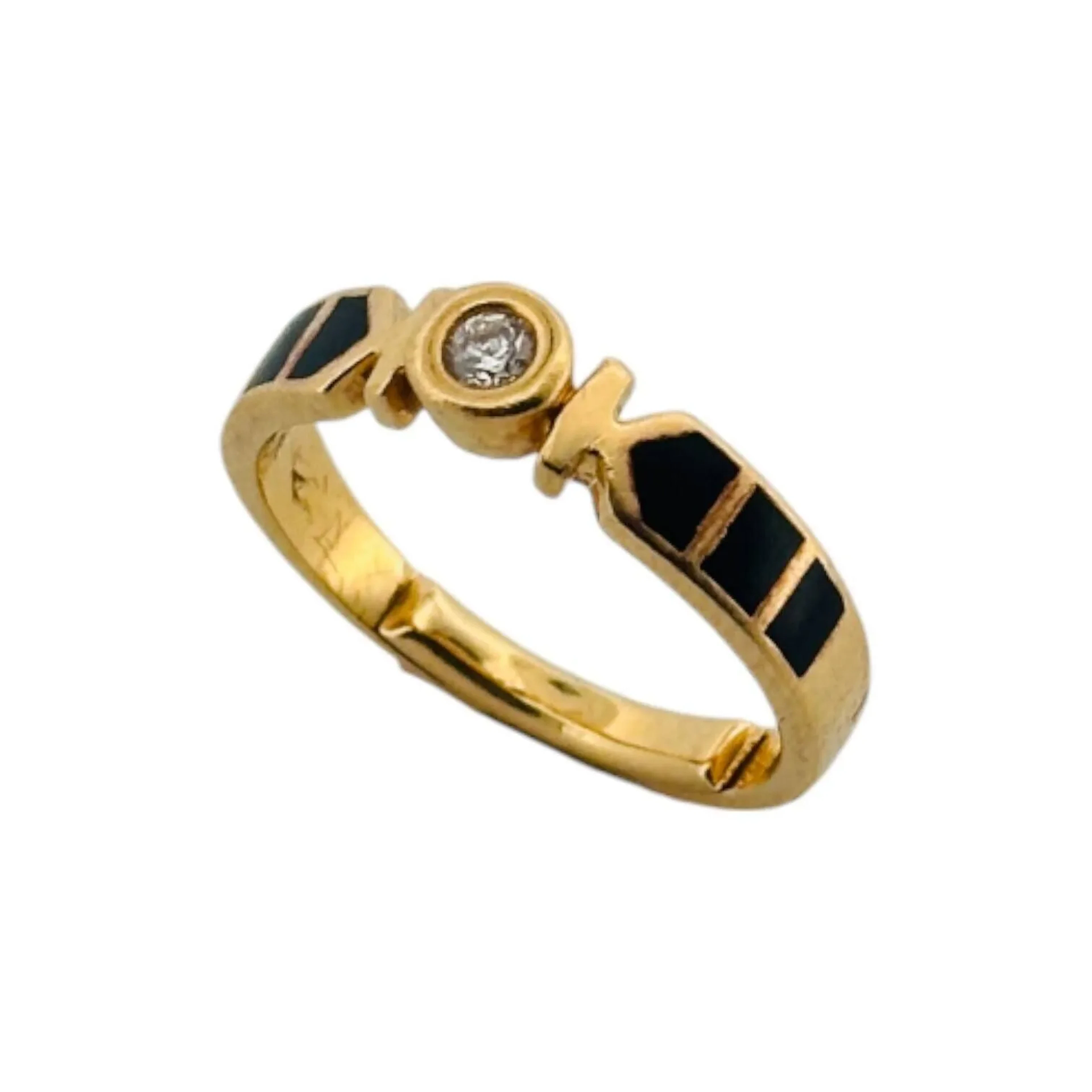 KORLOFF Alliance en or jaune 18K (750) et émail noir sertie d'un diamant rond de taille moderne épaulé de part et d'autre d'un "K". Tour de doigt : 49 - Poids brut : 3.36 g.