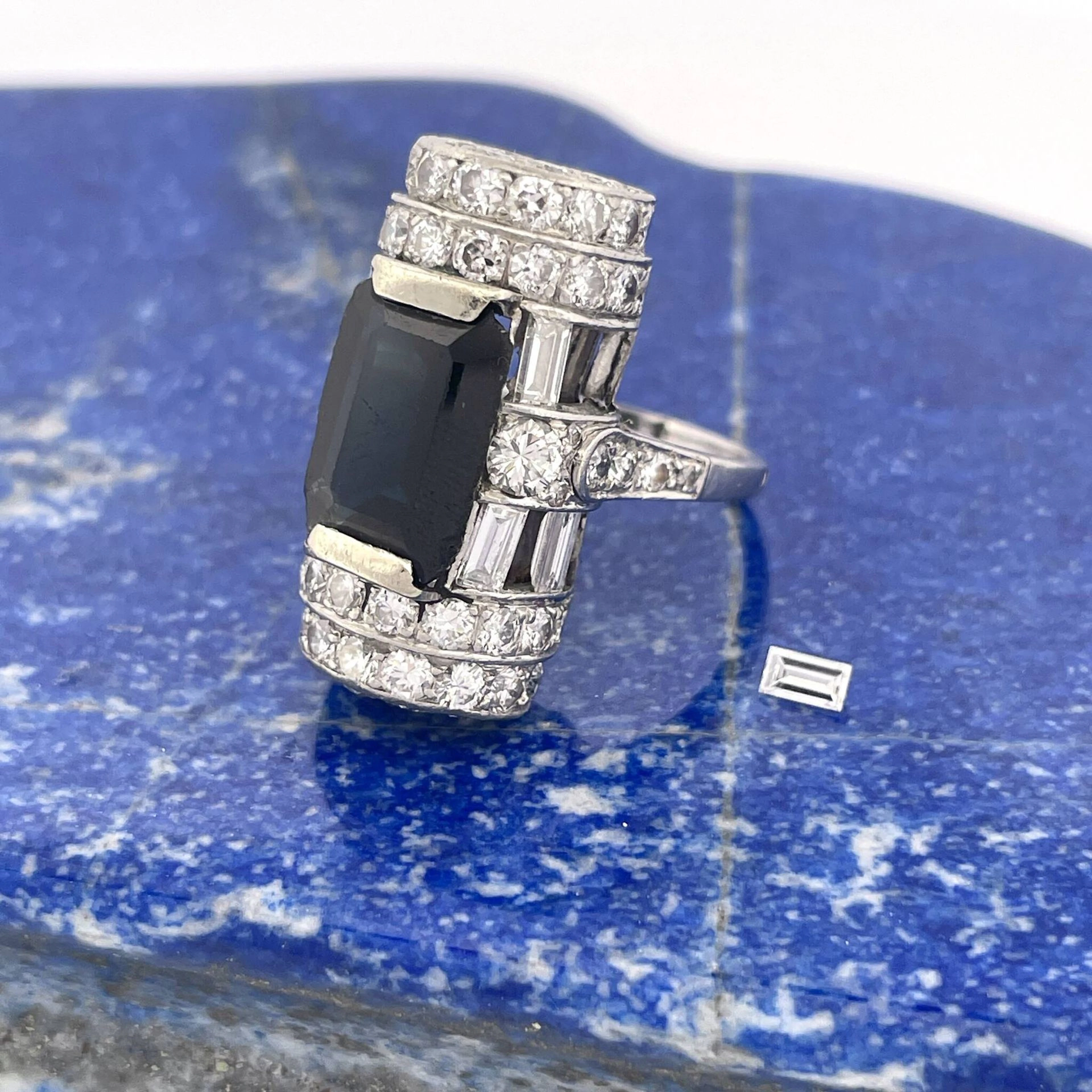 Large platinum "barrel" ring (min. 800) set with a step-cut - Lot 297