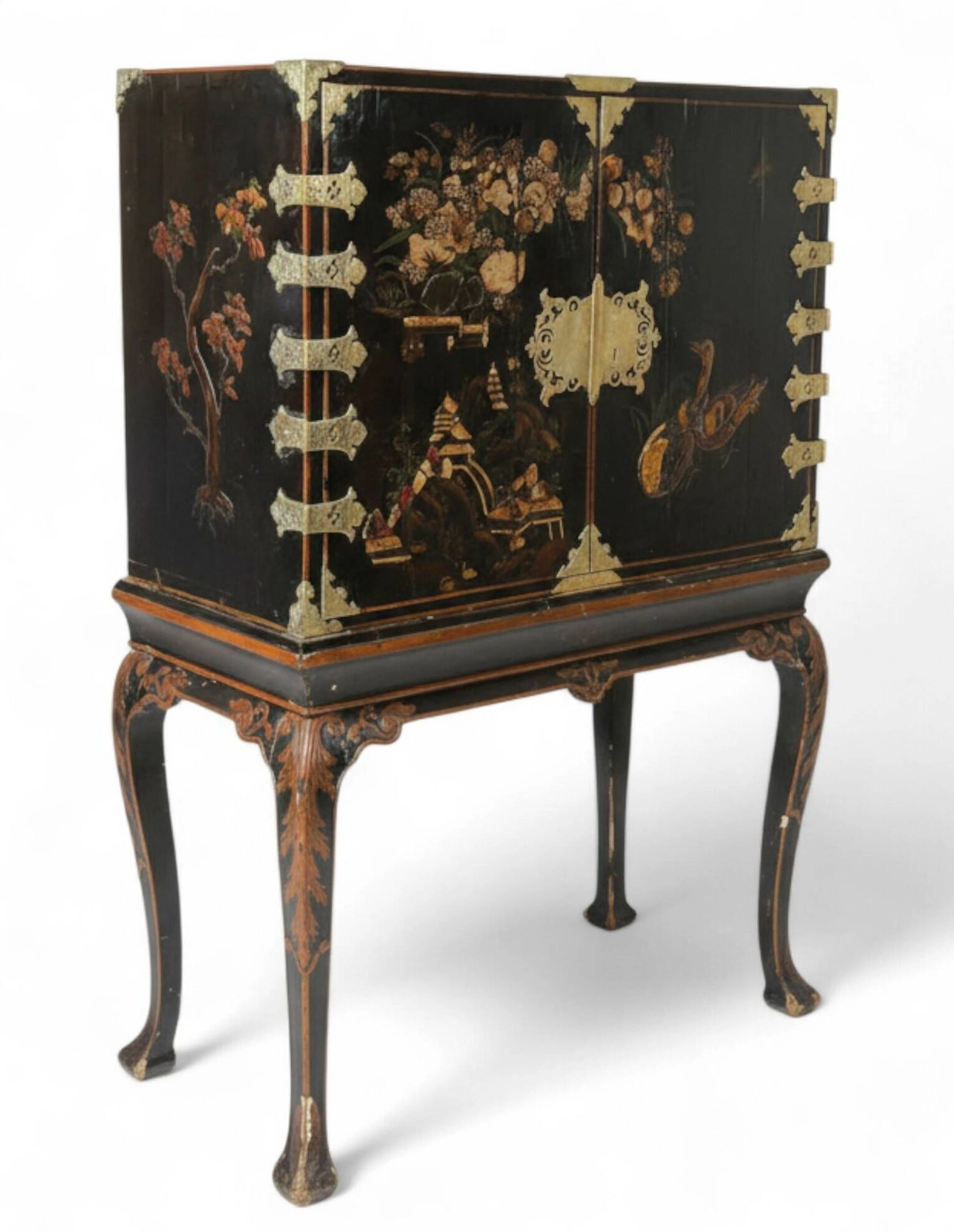 Important cabinet anglo-chinois en laque polychrome sur fond noir. Le piètement en bois sculpté à décor de feuilles d’acanthes en chute. Le cabinet à décor de paysages animés, arbre fleuri et canard. Il ouvre en façade par deux vantaux découvrant douze tiroirs à décor de paysages. Riche décor de pentures, écoinçons et entrée de serrure en laiton découpé et gravé. Travail Anglais du XIXème. 160 x 111 x 52 cm (Fentes, accidents).