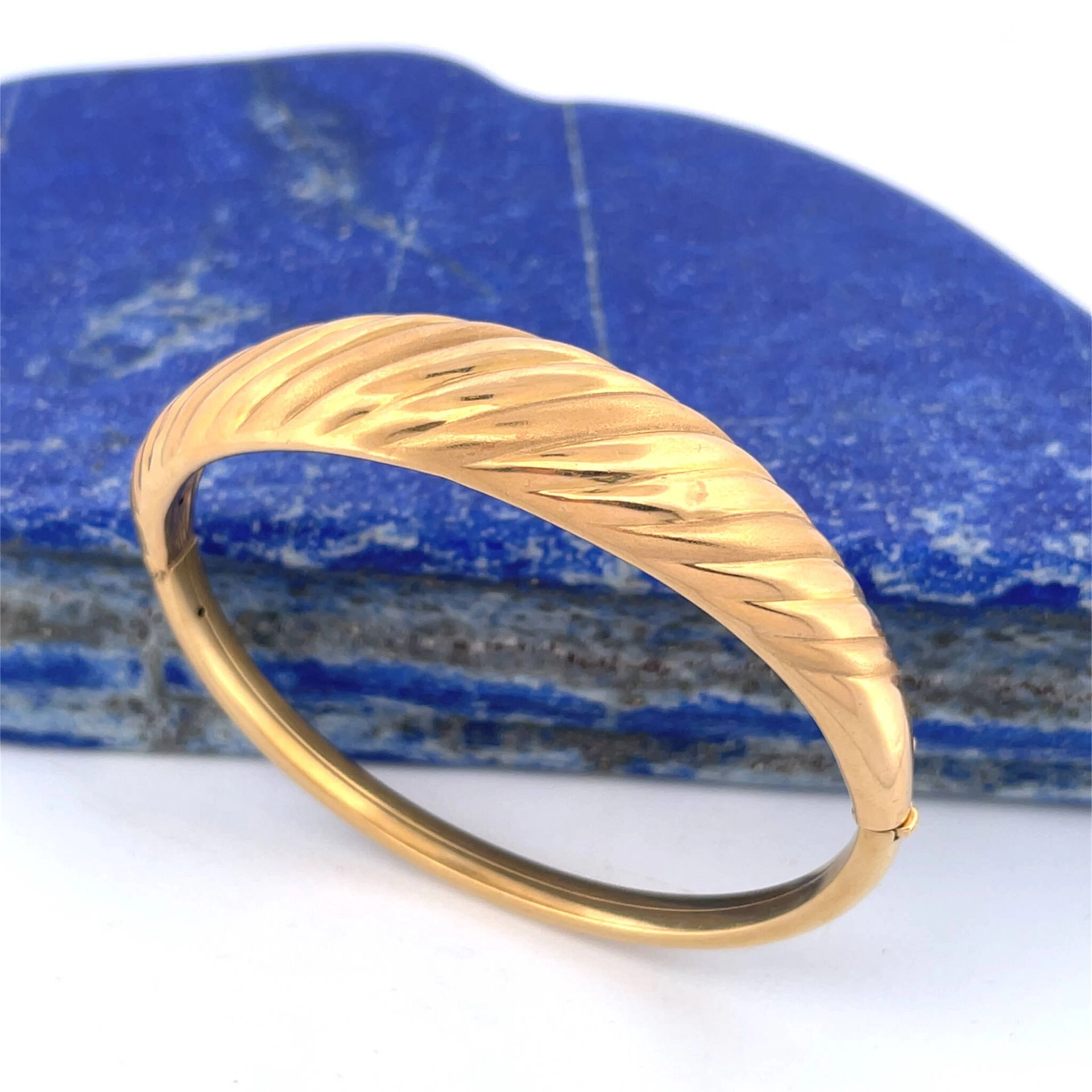 Fluted clasp-style bangle bracelet in yellow gold (750). Sli - Lot 108